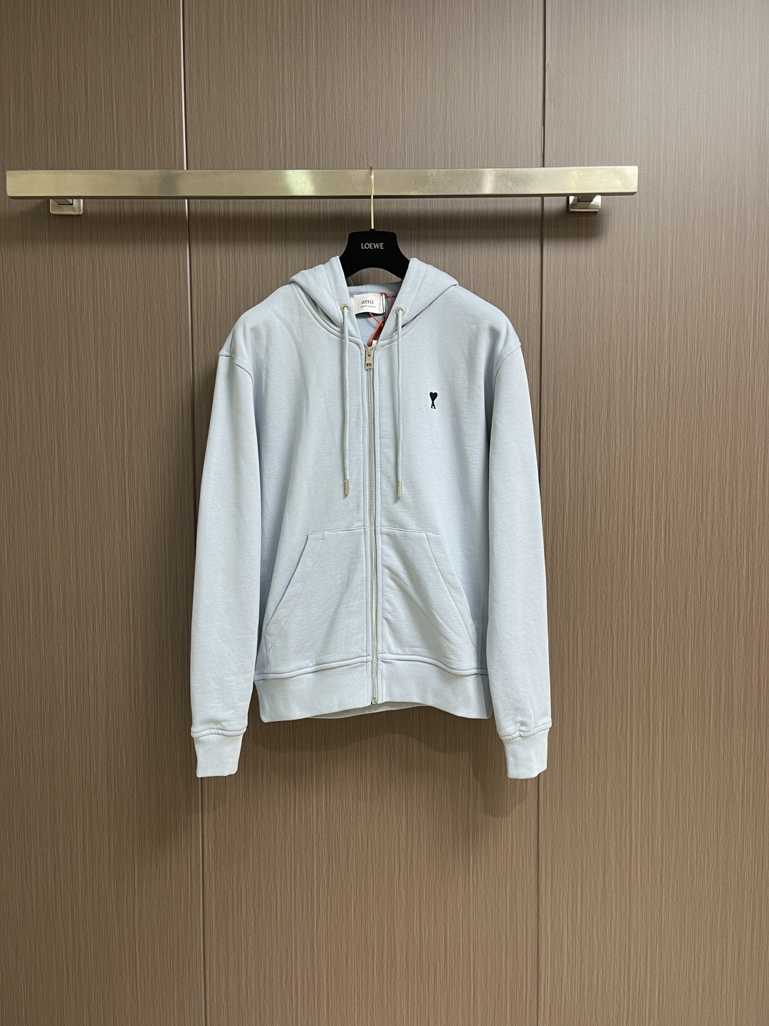 NO:654287,Ami Paris love embroidered zipper sweatshirt jacket. Customized mercerized cotton soft fabric. It feels delicate and comfortable against the skin. It uses unique foggy sea blue as the ink. The diluted deep sea spectrum. The black silk thread dances on the chest with love embroidery. The French romantic code is engraved on the chest. It is the ultimate simplification of color. It also conveys the love and persistence of life. Simplicity controls complexity. Lines are used to outline freedom. The silhouette is free and unbounded. It adopts imported machine embroidery technology.  Advanced computer control systems and precision mechanical components are used to realize Ami's love embroidery work with high precision. The lines are smooth and delicate. The fabrics are washed and have a better hand feel. It is not easy to deform, not easy to shrink, not easy to fade, and maintains long-term beauty. Sizes S-XL, hoodie, sweatshirts, jackets & coats, alexander wang19860909Ami Paris 爱心刺绣拉链卫衣外套 定制丝光棉柔织 手感细腻 舒适贴肤 以独特雾海蓝为墨 被稀释的深海光谱 黑色的丝线以爱心刺绣在胸前上翩翩起舞 镌刻法式浪漫密码 是色彩的极致简化 更是传递出对生活的热爱与执着 以简驭繁 用线条勾勒自在 廓形之上 自在无界 采用进口机刺绣工艺 使用先进的计算机控制系统和精密的机械部件 实现Ami 爱心刺绣作业 精度高 线条流畅而细腻 面料都经过浇洗 手感质感更佳 不易变形 不易缩水 不易褪色 保持长久的美观.尺码S-XL,,hoodie,sweatshirts,jackets & coats,alexander wang,Men's clothing