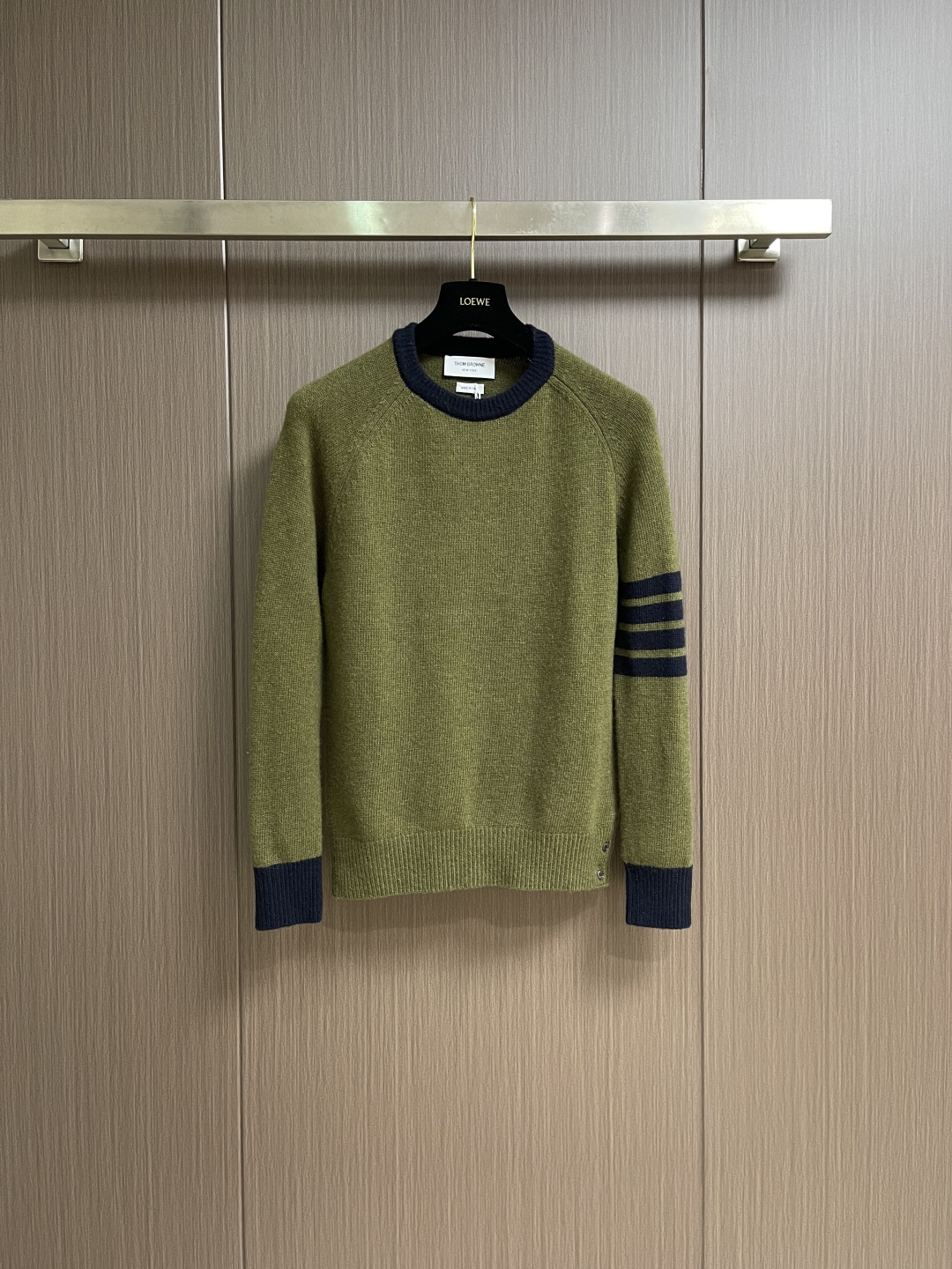 NO:654284,THOM BROWNE TB 2025SS new Australian wool round neck knitted sweater, one side plus one by one thread, the whole piece is made of Australian wool, light, soft, skin-friendly, and has strong warmth retention. Plus custom 2cm shell buckle, custom-made and dyed floral yarn hem with two-button slits and custom-made webbing, suitable for both men and women, suitable for various occasions. Sizes 1-2-3-4,,sweaters,alexander wang19860909THOM BROWNE TB 2025SS新款澳毛圆领针织毛衣,单面加一乘一螺纹,整件全澳州羊毛材质,轻,柔软,亲肤,保暖性强.加上定制2cm贝壳扣,定纺定染花纱下摆两扣开衩定制织带,男女通穿,适用于各种场合 尺码1-2-3-4,,sweaters,alexander wang,Men's clothing