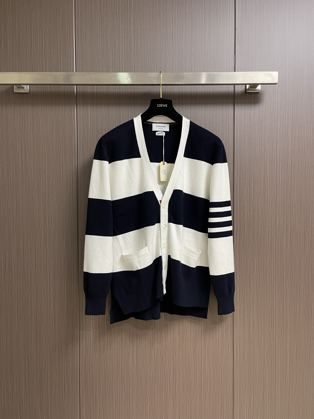 NO:654281,THOM BROWNE TB wide striped contrasting color cardigan knitted sweater, made of 100% Xinjiang long-staple cotton, with four flat and one empty stitches, and carefully woven by imported Shima Seiko machines. Buttons and spare buttons are made of natural red tarot shell buttons, and the details are luxurious. The original design is from the same origin, and the upper body is high-end and fashionable. Don't miss it if you understand quality, you can easily create your own style. Size 1-2-3-4  Loose fit,,sweaters,alexander wang19860909THOM BROWNE TB 宽条纹撞色开衫针织毛衣,品质上乘采用百分百新疆长绒棉,搭配四平一空针法,经进口岛精机精心编织.纽扣及备扣选用天然红底塔罗贝壳扣,细节尽显奢华.原版同源设计,上身高级又时髦,懂品质的你别错过,轻松打造专属格调 尺码1-2-3-4 宽松版型,,sweaters,alexander wang,Men's clothing