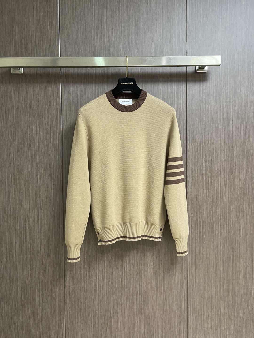 NO:654265,Thom Browne TB new retro contrast striped trim simple casual round  Collared knitted sweater, American casual style with full sense of relaxation. The earth-tone knitted fabric that you fall in love with at first sight. The lazy and loose version is friendly to any body shape. It can be worn alone or as an inner layer. The contrasting ribbed round collar is mainly for classic wear. It is not easy to deform and modifies the face. The light and luxurious color scheme makes you stand out in your daily life. Choose 50 wool blended fabric to make the version tall and muscular. Match or straight-cut  Pants, full of autumn and winter atmosphere, lazy atmosphere and figure-friendly sweater. Size 1-2-3-4,,sweaters,alexander wang19860909Thom Browne TB 新款复古撞色条纹边饰简约休闲圆 领针织毛衣,美式休闲风松弛感满分,一眼就爱上的大地色系针织,慵懒的宽松版型,对任何身形都狠友好,单穿内搭都Ok,撞色罗纹圆领主打经典实穿,不易变形,修饰脸型,轻奢高级感拉满的配色让你在日常脱颖而出选用50羊毛混纺,让版型挺阔感与筋骨感兼备,搭配或是直筒 裤,秋冬氛围感满满,慵懒氛围且不挑身材的毛衫.尺码1-2-3-4,,sweaters,alexander wang,Men's clothing