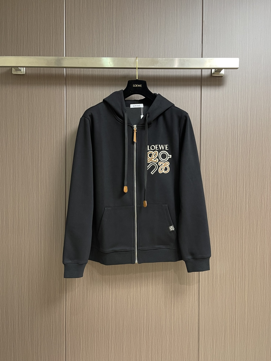 NO:597908,Complete set of Loewe 2025SS long-sleeved hooded zipper sweatshirt and sweatpants set, made of stretch cotton fabric, soft and waxy to the touch!  Delicate texture, non-marking, dust-proof and iron-free, three-dimensional and stylish, top-notch dressing enjoyment. Create a unique sense of fashion, a combination of classic and fashionable fashion, and high-end luxury items with obvious performance!  It can be worn alone as an inner layer. The simple and classic sports sweatpants look is matched with the high-tech custom-dyed fabric developed by the brand. The fabric has a certain stiffness, silky feel, is breathable and sweat-absorbent and is very comfortable. Sizes M-3XL, loewe, hoodie, sweatshirts, hats, alexander wang19860909整套 Loewe 2025SS长袖连帽拉链卫衣卫裤套装,弹力纯棉棉面料,手感软糯！质感细腻,无痕防尘免烫立体有型,顶级的穿衣享受.打造别具一格的时尚韵味感,经典与时髦的时尚结合,搭配性能显而易见的高奢单品！内搭单穿都完全没问题简约经典的运动卫裤造型,感搭配品牌研发高科技订染面料材质面料有一定的挺度丝滑感透气吸汗同时非常舒适.尺码M-3XL,,loewe,hoodie,sweatshirts,hats,alexander wang,Men's clothing