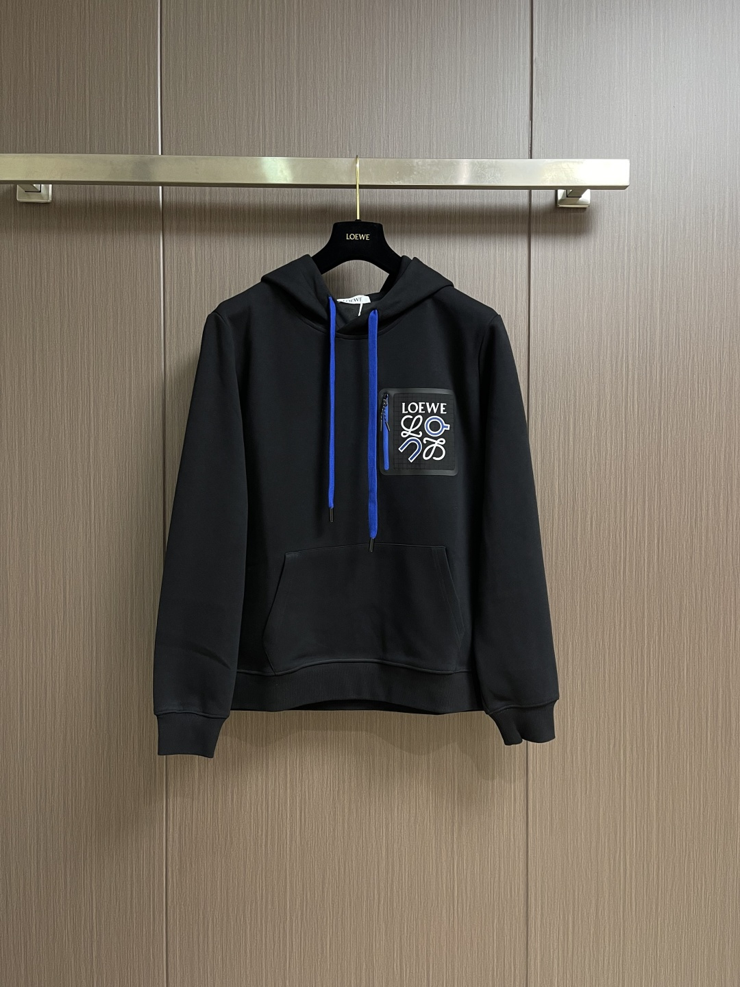 NO:649184,Complete set of Loewe 2025fw new autumn and winter micro-label drawstring hooded sweatshirt and sweatpants set. Warm, comfortable and easy to wear in autumn and winter. Stiff and stylish. The hooded pullover sweatshirt is oversized and wide style. It is easy to put on and take off. It is loose and relaxed. It adds youthful vitality to the overall look. Sizes M-3XL,,loewe,versace,hoodie,sweatshirts,hats,alexander wang19860909整套 Loewe 2025fw秋冬新款 微标抽绳连帽卫衣卫裤套装 秋冬保暖舒适好穿 挺括有型 连帽套头卫衣版型 oversized宽大风格穿脱方便 松髦松弛 为整体造型增添了青春活力 尺码M-3XL,,loewe,versace,hoodie,sweatshirts,hats,alexander wang,Men's clothing