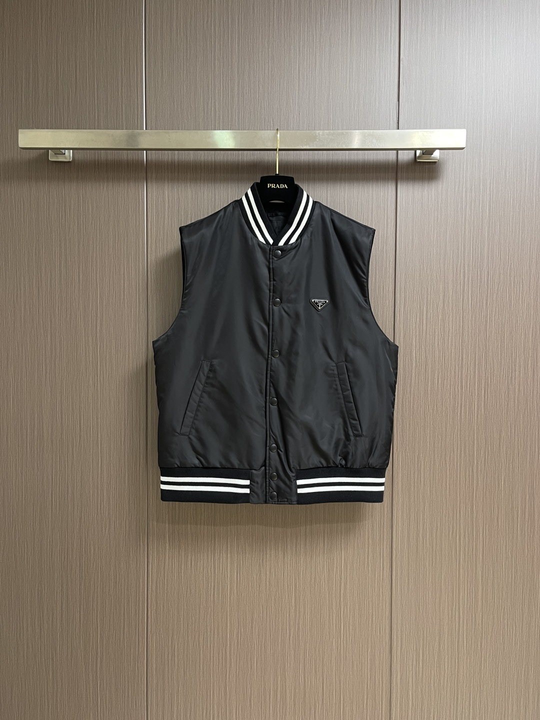 NO:654260,PRADA  The triangular logo regenerated nylon quilted cotton vest is made of iconic regenerated nylon fabric, which has both silk luster and delicate texture. It is light, breathable, wear-resistant and durable. The ribbed striped neckline and hem are designed to fit the body shape, and elastic fit the neck, showing a neat waistline. The colors are harmonious and eye-catching, adding a smart beauty. The interior is made of fine materials  Fine quilted rattan stripes, even and smooth stitching, forming a regular diagonal texture. Accessories include customized snaps, triangle logos and three logos, highlighting the brand's exquisite craftsmanship. The overall design takes into account both comfort and fashion, reflecting the perfect fusion of classic and modern. Sizes 46-52, prada, alexander  wang19860909PRADA 三角标再生尼龙绗棉马甲,选用标志性的再生尼龙面料,兼具丝绸光泽与细腻肌理,轻盈透气且耐磨耐用.罗纹条纹领口和下摆设计贴合身形,弹性贴合颈部,展现利落腰线,色彩和谐醒目,增添灵动美感.内里采用精细绗缝藤条纹,线迹均匀平滑,形成规则斜向纹理.辅料包括定制按扣、三角标与三标,彰显品牌精致工艺.整体设计兼顾舒适与时尚,体现经典与现代的完美融合.尺码46-52,,prada,alexander wang,Men's clothing