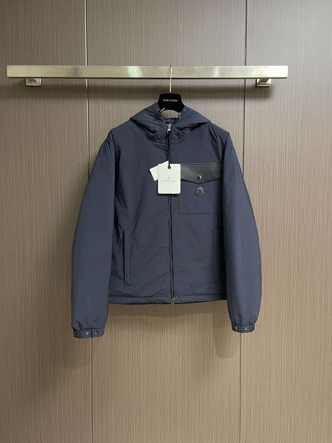 NO:654273,Moncler 2025Fw new autumn and winter blue hooded down jacket, made of smooth functional nylon fabric, has both streamlined beauty and practical function. It is equipped with a hidden down padding design to provide protection when needed while presenting a smooth style. It has signature sleeve pockets and rib knit trimming. Sizes 1-2-3-4,,down jacket,hats,alexander wang19860909Moncler 2025Fw秋冬新款 蓝色连帽羽绒服,采用光滑的功能性尼龙面料制成,兼具流线型美感和实用功能.搭配隐藏式羽绒加衬设计,可在需要时提供保护,同时呈现流畅款型.设有标志性衣袖口袋和罗纹针织饰边.尺码1-2-3-4,,down jacket,hats,alexander wang,Men's clothing