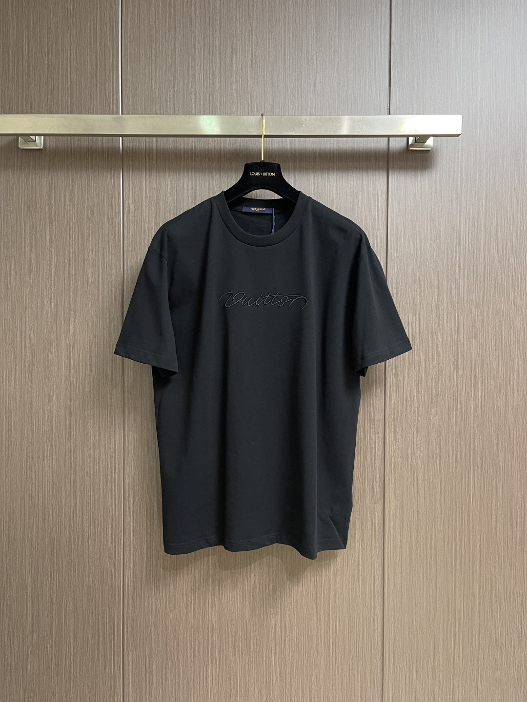 NO:649209,LV 2026ss new short-sleeved T-shirt for early spring, this 280g classic T-shirt adopts timeless solid colors and is easy to match. It is made of organic cotton and is decorated with 3D embroidered Vuitton words on the chest. The Marque L.Vuitton Deposee woven label on the back adds a sense of fashion. Sizes S-XL,, louis vuitton, T-shirt, tees, t-shirt, alexander wang19860909LV 2026ss早春新款短袖T恤,这款 280g 经典T恤采用永恒的净色,易于搭配.它采用有机棉制成,胸前饰有3D刺绣的Vuitton字样.背面的Marque L.Vuitton Deposee编织标签更添时尚感.尺码S-XL,,louis vuitton,T-shirt,tees，t-shirt,alexander wang,Men's clothing