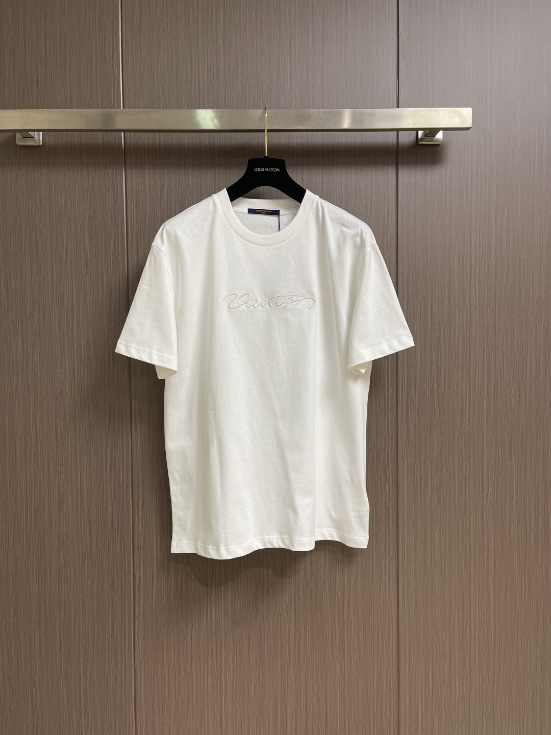 NO:597887,LV 2026ss new short-sleeved T-shirt for early spring, this 280g classic T-shirt adopts timeless solid colors and is easy to match. It is made of organic cotton and is decorated with 3D embroidered Vuitton words on the chest. The Marque L.Vuitton Deposee woven label on the back adds a sense of fashion. Sizes S-XL,, louis vuitton, T-shirt, tees, t-shirt, alexander wang19860909LV 2026ss早春新款短袖T恤,这款 280g 经典T恤采用永恒的净色,易于搭配.它采用有机棉制成,胸前饰有3D刺绣的Vuitton字样.背面的Marque L.Vuitton Deposee编织标签更添时尚感.尺码S-XL,,louis vuitton,T-shirt,tees，t-shirt,alexander wang,Men's clothing