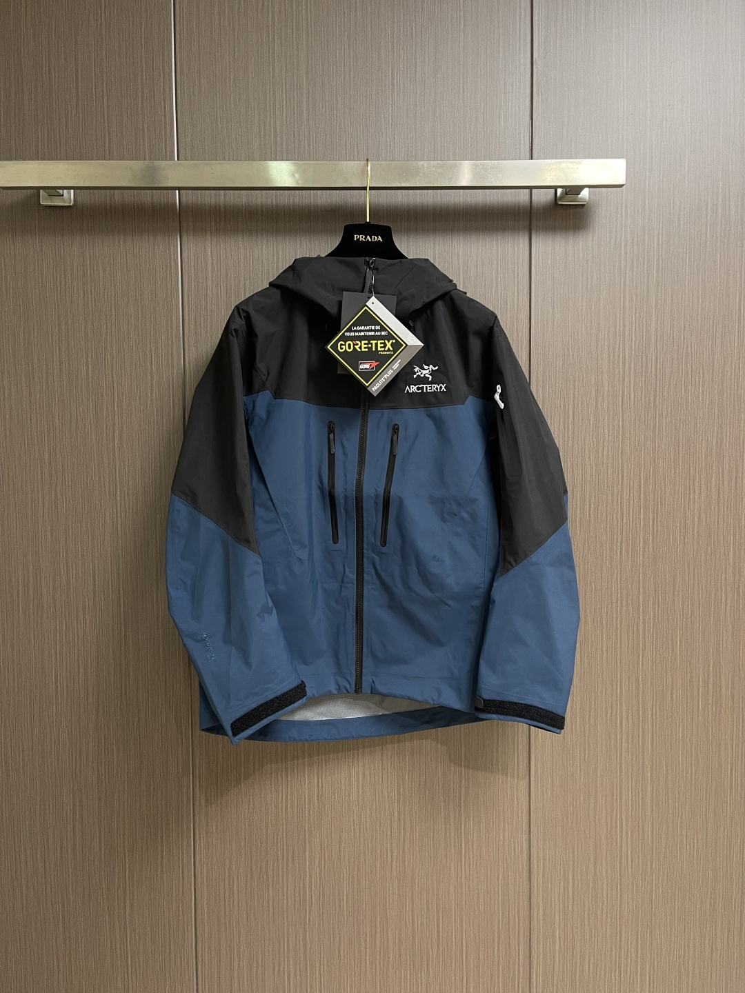 NO:654269,ARCTERYX Arc'teryx AHA SV 8th generation hard-shell hooded windproof waterproof breathable functional outdoor mountaineering jacket Sv eighth generation, the fabric is made of the new N80p-X GORE-TEX fabric developed over five years. This Aha SV is extremely wear-resistant, soft and quiet, tightly woven fabric, waterproof, snowproof, wear-resistant, smooth surface, all zippers have ykk specific logos and TPU customized waterproof zipper pullers  100 points of color fusion. All zippers in the whole piece. The original 1.1 decomposition is specially dyed. No deviation. Two inner taped pockets. WaterTightTM zipper pocket on the left arm. Uses Japanese Tajima embroidery machine. This brand has a history of 70 years. The rayon wiring is thin and saturated. Genuine 10,000-needle embroidery. No raw edges and tight edges.  Velcro cuffs reduce cumbersomeness and won't catch or fall off. The HemLo interlayer at the hem can well support the use of safety belts. Size S-XXL, arc'teryx, hats, alexander wang19860909ARCTERYX始祖鸟 AHA SV 第8代 硬壳连帽 防风 防水 透气 功能性 户外 登山服冲锋衣Sv八代,面料采用经五年开发的新N80p-X GORE-TEX面料 这款Aha SV极度耐磨 柔软安静 紧密机织面料 防水 防雪 耐磨 表面平滑 全部拉链带有ykk特定logo以及TPU专订防水拉链头 颜色分之100融合 整件所有拉链 分解原版1.1专门特定特染 无偏差两个内侧压胶口袋左臂设有WaterTightTM拉链口袋 采用日本田岛绣花机 此品牌已有70年历史 采用人造丝配线细体且饱和 真正万针刺绣 不存在毛边锁边 紧绷 Velcro魔术贴袖口粘扣带,减少累赘,不钩挂脱落,下摆部位的HemLo夹层可良好的支持安全带的使用.尺码S-XXL,arc'teryx,hats,alexander wang,Men's clothing