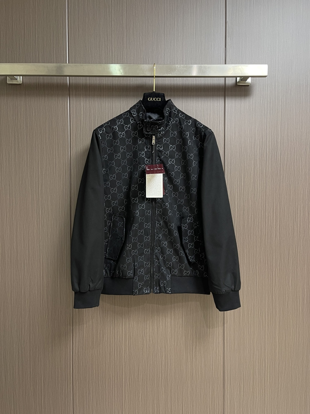 NO:654256,Gucci  Embossed GG suede jacquard bomber jacket, with jacquard technology integrated into the front and back shoulders, the classic logo is integrated into the fabric texture in the form of a dark pattern, a low-key but precise identity annotation, and the texture is hidden in every inch of fabric. The zipper puller is engraved with the brand letter logo, and the metallic texture and the softness of the cowhide form a material contrast, showing exquisiteness in the opening and closing; the pockets are equipped with engraved shell buttons, with a natural texture and imprint  The brand logo is a luxurious embellishment in the details; the stand-up collar and slim tailoring are suitable for various body shapes. It can be worn as a commuting style or layered to create a layered look in autumn and winter. It is a practical item that can be worn in many ways. The overall line is straight and delicate, the fabric is comfortable and soft, and the color is consistent with no color difference. It can be matched with the same style to create a fashionable look, and it can be used in various occasions. Customized accessories, complete with three labels, the same style for men and women!  Size 46-52,,gucci,jackets & coats,cowhide,alexander wang19860909Gucci 压花GG绒面革提花飞行员外套,前副与后肩处融入提花工艺,经典标识以暗纹形式融入面料肌理,低调却精准的身份注解,质感藏在每一寸面料里.拉链头刻印品牌字母标识,金属质感与牛皮绒的柔润形成材质对比,开合间尽显精致；口袋处搭配刻字贝壳纽扣,纹理自然且刻印品牌标识,是细节处的奢感点缀；立领＋修身剪裁,适配各种身形,既可以搭配作通勤造型,也能叠穿打造秋冬层次感,是「一衣多穿」的实用单品.整体走线平直细腻,面料舒适柔软,颜色一致无色差能与同款搭配营造时尚造型,驾驭各种场合,定制辅料,三标齐全,男女同款！尺码46-52,,gucci,jackets & coats,cowhide,alexander wang,Men's clothing