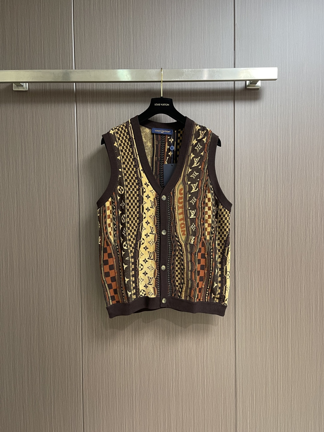 NO:651586,LV co-branded Nigo series Monogram floral jacquard heavy-duty V-neck vest top. Heavy-duty positioning three-dimensional contrasting intarsia technology throughout the fashionable and high-end sense!  Swiss woven positioning intarsia technology, advanced color matching, sporty style, same style for men and women!  The classic wide version is fashionable and advanced!  Bai Fumei must enter!  Don’t pick on others and make your upper body look slimmer!  Highly recommended items, sizes S-XL, louis vuitton, alexander wang19860909LV 联名Nigo系列Monogram花奔提花重工V领马甲上衣.重工定位立体撞色嵌花工艺贯穿时髦高级感！瑞士机织定位嵌花工艺,高级配色 运动气息男女同款！经典宽版版型时髦又高级！白富美必入！不挑人上身巨显瘦！强烈推荐单品 尺码S-XL,,louis vuitton,alexander wang,Men's clothing