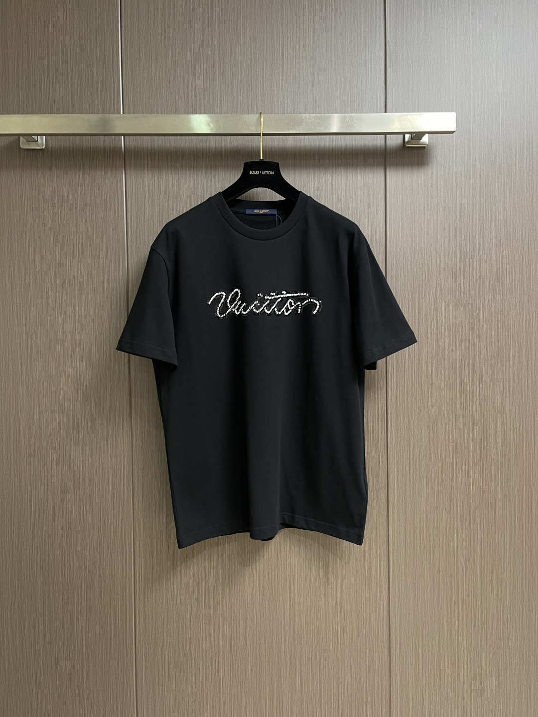 NO:597879,LV 2026SS early spring beaded logo round neck short-sleeved T-shirt is a must-have item in the men's wardrobe to help you create your daily look. It is made of organic cotton and is decorated with exquisite Vuitton cursive script and exquisite beaded embroidery on the chest, which makes it more elegant. The L.Vuitton Deposee woven label on the back adds a sense of fashion. Sizes S-XL, Louis  vuitton,T-shirt,tees,t-shirt,alexander wang19860909LV 2026SS早春串珠logo标识圆领短袖T恤,是男士衣橱中的必备单品,助您打造日常造型.它采用有机棉精制而成,胸前饰有精致的Vuitton草书字样和精致的串珠刺绣,更显优雅气质.背面饰有L.Vuitton Deposee编织标签,更添时尚感.尺码S-XL,,louis vuitton,T-shirt,tees，t-shirt,alexander wang,Men's clothing