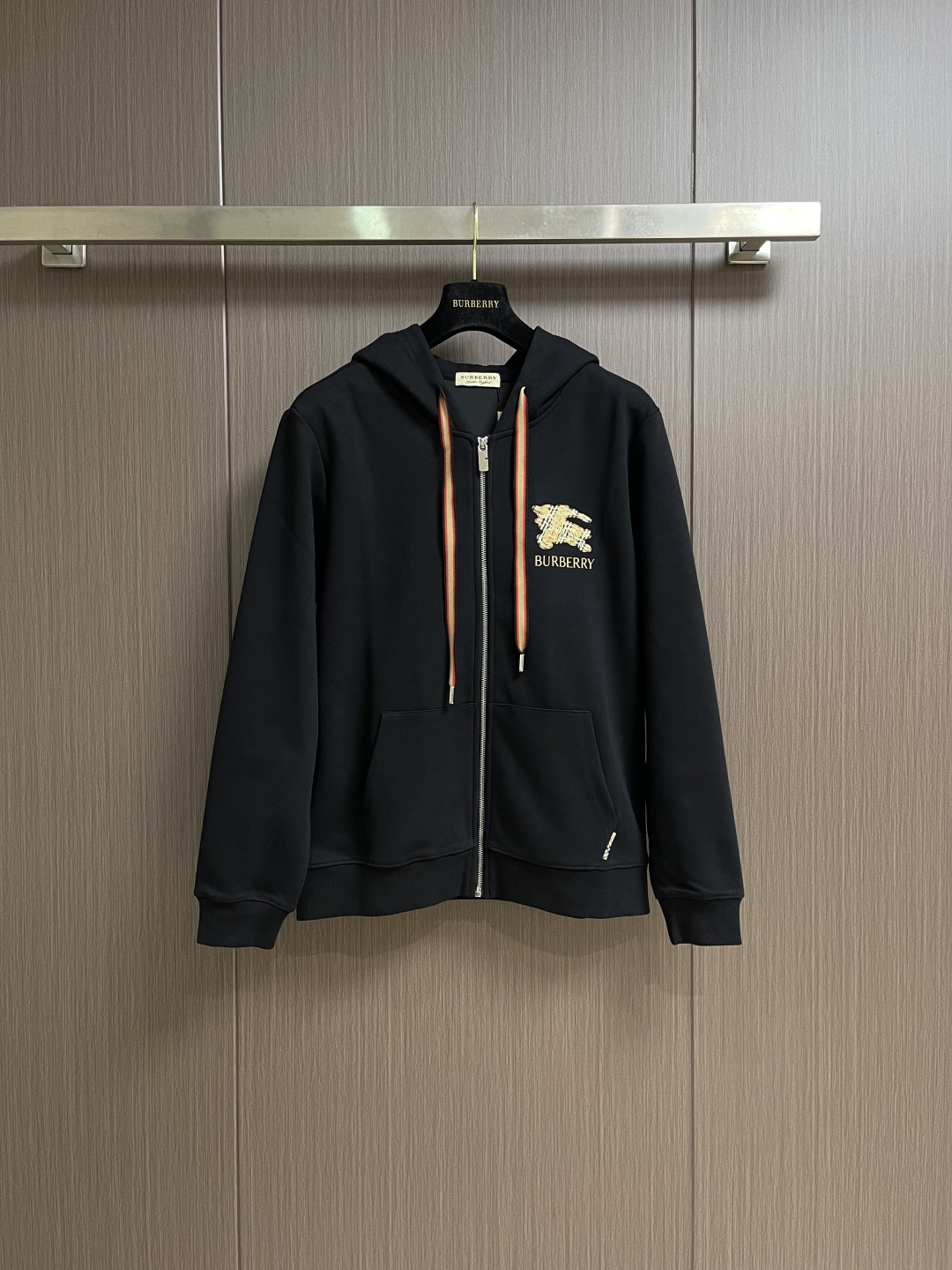 NO:654295,The complete set of Burberry 2025FW war horse logo sports zipper jacket and sweatpants suit is made of imported knitted cotton fabrics. The fabric is of moderate thickness and has a tight and dense knitted texture inside. It is comfortable and breathable to wear close to the skin, and is skin-friendly and supple. The classic solid color upper body is simple and elegant, full of sportiness, showing advanced dressing rules. It is super eye-catching when worn alone or in a complete set!  Size M-3XL,,burberry,jackets & coats,alexander wang19860909整套 Burberry 2025FW 战马logo运动拉链外套卫裤套装,甄选客供进口针织全棉面料制成,面料厚薄程度适中,内里紧实绵密的针织纹理,贴身穿着舒适透气,亲肤柔顺,经典纯色系上身简约大方,运动感十足,展现出高级穿搭法则,单穿或成套搭配都超级耐看！尺码M-3XL,,burberry,jackets & coats,alexander wang,Men's clothing