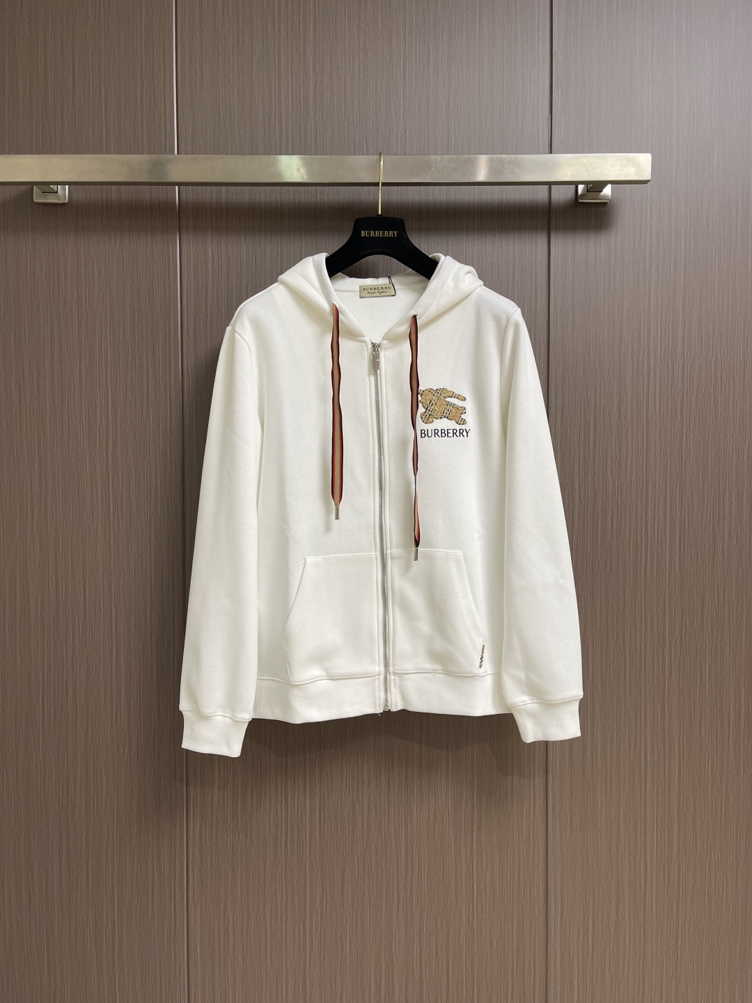 NO:651560,The complete set of Burberry 2025FW war horse logo sports zipper jacket and sweatpants suit is made of imported knitted cotton fabrics. The fabric is of moderate thickness and has a tight and dense knitted texture inside. It is comfortable and breathable to wear close to the skin, and is skin-friendly and supple. The classic solid color upper body is simple and elegant, full of sportiness, showing advanced dressing rules. It is super eye-catching when worn alone or in a complete set!  Size M-3XL,,burberry,jackets & coats,alexander wang19860909整套 Burberry 2025FW 战马logo运动拉链外套卫裤套装,甄选客供进口针织全棉面料制成,面料厚薄程度适中,内里紧实绵密的针织纹理,贴身穿着舒适透气,亲肤柔顺,经典纯色系上身简约大方,运动感十足,展现出高级穿搭法则,单穿或成套搭配都超级耐看！尺码M-3XL,,burberry,jackets & coats,alexander wang,Men's clothing