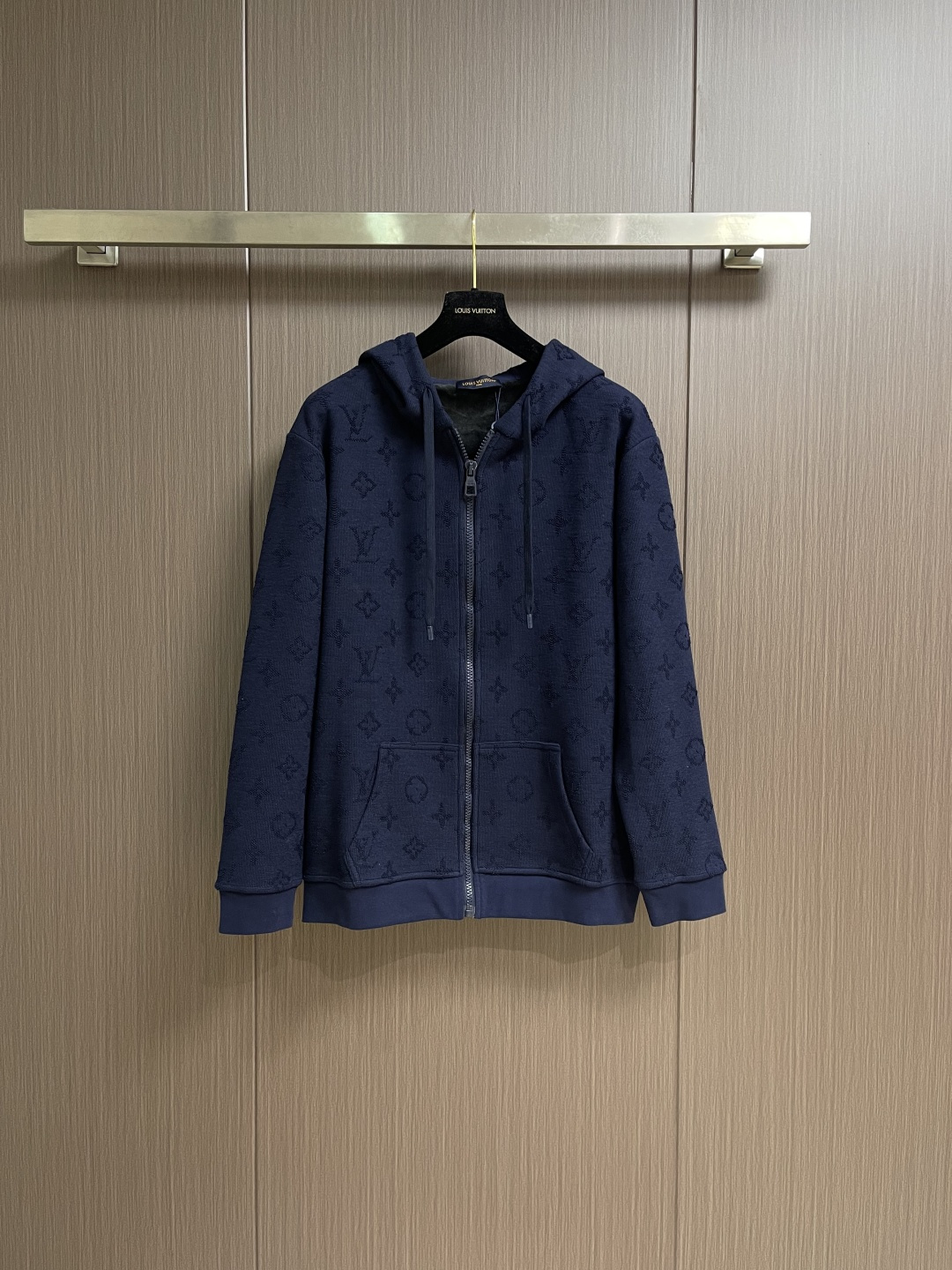 NO:597889,Tops Pants LV 2025ss new dark pattern presbyopia logo zipper hooded sweatshirt and sweatpants suit, handsome and fashionable, full dark pattern letter logo, simple and versatile. The fabric cotton is not only crisp and maintains the trendy silhouette, but also comfortable to wear, and the yarn is more delicate. Sizes S-XL Top S Size Length 73.5 Bust 114 Shoulder Width 46 Sleeve Length 62 M Size Length 75 Bust Shoulder Width 48 Sleeve Length 63  Size L, dress length 77, chest 122, shoulder width 50, sleeve length 64, XL size, dress length 78.5, chest 126, shoulder width 52, sleeve length 65, pants S, pants length 100.5, waist 71, leg opening 31, M size pants length 102, waist 75, leg opening 33, size L, pants length 103.5, waist 79, leg opening 35, XL size, pants length 105, waist 83  Feet 37,,louis vuitton,hoodie,sweatshirts,hats,alexander wang19860909上衣 裤子 LV 2025ss新品暗纹老花标识拉链连帽卫衣卫裤套装,帅气时尚,全幅暗纹图案字母logo,简约百搭款.面料棉 不仅挺括,保持潮流的廓形,又穿着舒适,纱织更细腻.尺码S-XL 上衣 S码衣长73.5胸围114肩宽46袖长62 M码衣长75 胸围肩宽48袖长63 L码 衣长77 胸围122肩宽50袖长64 XL码 衣长78.5 胸围126 肩宽52袖长65 裤子 S码裤长100.5腰围71 脚口31 M码裤长102 腰围75 脚口33 L码 裤长103.5腰围79 脚口35 XL码 裤长105腰围83 脚口37,,louis vuitton,hoodie,sweatshirts,hats,alexander wang,Men's clothing