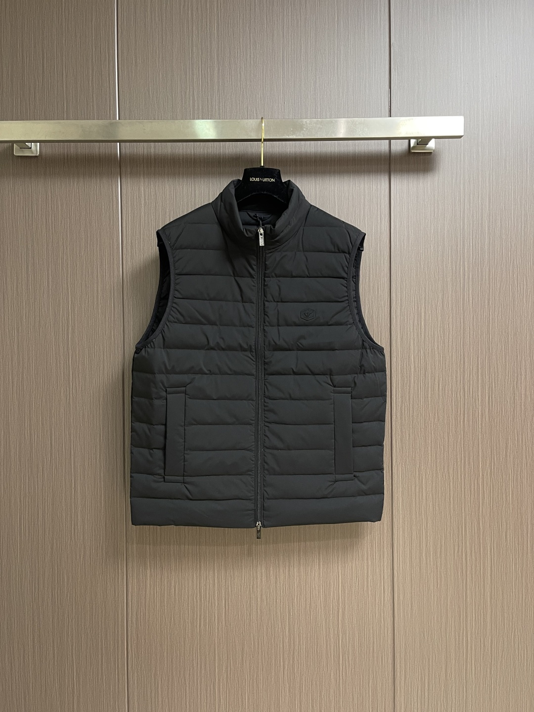 NO:649231,EA EmporioArmani Armani men's ultra-light down vest is light, luxurious and warm in winter, and can be layered to look stylish!  This vest is designed with black quilting to create a three-dimensional silhouette. The stand-up collar is simple and modern, making it easily adaptable to various styles of layering. It is filled with 90% white duck down, which perfectly combines warmth and lightness. It can lock in warmth in autumn and winter without adding bulk to the outfit. The details show the brand's ingenious two-way zipper closure, which is easy to put on and take off and has a full sense of style. The eagle logo patch on the chest is Emporio  The low-key expression of Arm**'s identity. Whether worn with a shirt inside to create a business casual style, or with a sweatshirt outside to create a street trend, it can inject light luxury texture into your look, allowing you to coexist with warmth and style in this autumn and winter. Sizes 48-54, armani, armani, hoodie, sweatshirts, shirts, down jacket, alexander wang19860909EA EmporioArmani阿玛尼男士超轻薄羽绒马甲,轻奢暖冬,叠穿出型格！这款马甲以黑色绗缝设计打造立体廓形,立领剪裁简约又具现代感,轻松适配各种风格的叠穿搭配；90白鸭绒填充,将保暖性与轻便感完美融合,秋冬时节既能锁住暖意,又不会给穿搭增添臃肿负担.细节处尽显品牌匠心双向拉链开合,穿脱自如且造型感十足；胸前鹰标贴布,是Emporio Arm**身份的低调彰显.无论是内搭衬衫打造商务休闲风,还是外搭卫衣营造街头潮流感,它都能为你的造型注入轻奢质感,让你在这个秋冬,温暖与型格并存.尺码48-54,,armani,armani,hoodie,sweatshirts,shirts,down jacket,alexander wang,Men's clothing