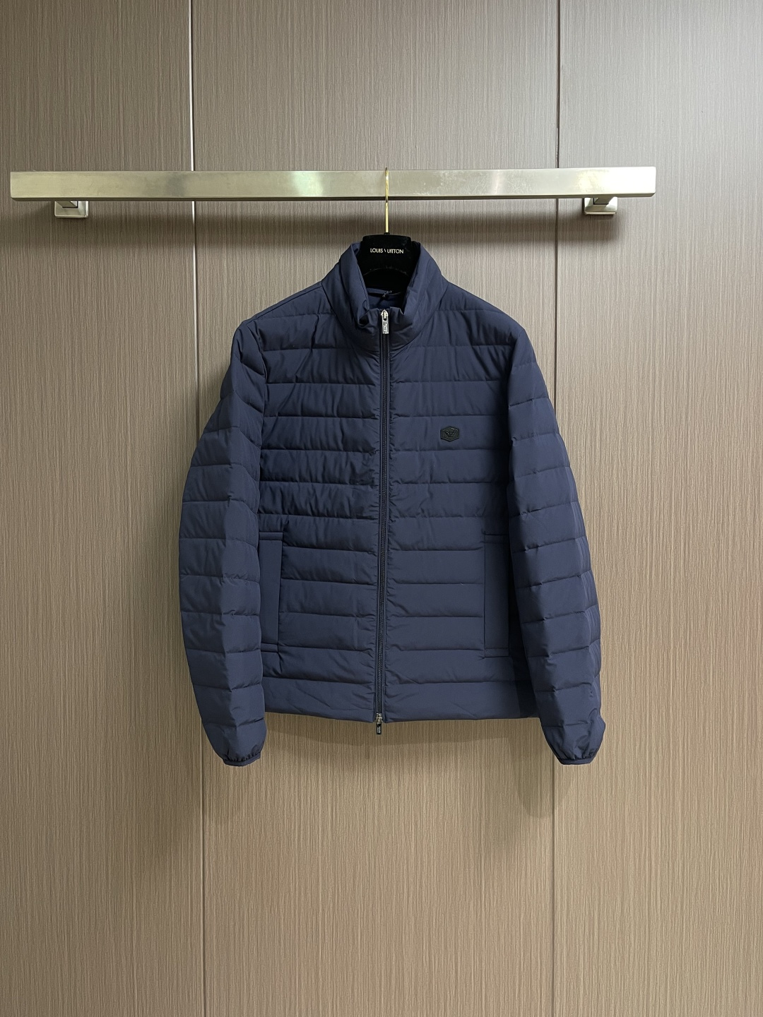 NO:649207,EmporioArmani EA men's light down jacket, this classic style, men's light down jacket is a new interpretation of simple style. The full zipper opens and closes neatly, and the side pockets are both practical and beautiful. The eagle patch on the chest is a low-key expression of the brand's genes. Every design is tailor-made for urban men, easily adapting to various scenarios such as commuting and leisure. Affiliated to Essentials  It continues the long-lasting style core of the series - with a simple and well-designed silhouette, it has become an 'evergreen style' that can be worn in the wardrobe in all seasons. The polyester fiber fabric has a high-quality texture, and the 90 white duck down filling firmly locks in the warmth. Between style and temperature, it achieves an elegant win-win. Whether it is used as a winter  The main cold-proof item in Japan, it is also the highlight of layered matching in spring and autumn. With its classic design and excellent quality, this down jacket interprets the dressing taste of urban men, allowing you to calmly show exquisite style every time you wear it. Sizes 48-54, armani, armani, down  jacket,alexander wang19860909EmporioArmani阿玛尼 EA 男士轻薄羽绒服,这款经典款,男士轻薄羽绒服以简约型格的焕新演绎,全拉链开合利落干脆,侧边口袋兼顾实用与美观,胸前配衬的鹰标贴布是品牌基因的低调彰显,每一处设计都为都市男士量身定制,轻松适配通勤、休闲等多元场景.隶属于Essentials 系列的它,延续了系列经久不衰的风格内核——以简洁且精心设计的廓形,成为衣橱里四季可搭的“常青款”.聚酯纤维面料质感高级,90白鸭绒填充则将温暖牢牢锁住,在风度与温度之间,它实现了优雅的双赢.无论是作为冬日的主力御寒单品,还是春秋季的层次搭配亮点,这款羽绒服都以其经典设计与卓越品质,诠释着都市男士的着装品味,让你在每一次穿搭中,都能从容展现精致型格.尺码48-54,,armani,armani,down jacket,alexander wang,Men's clothing