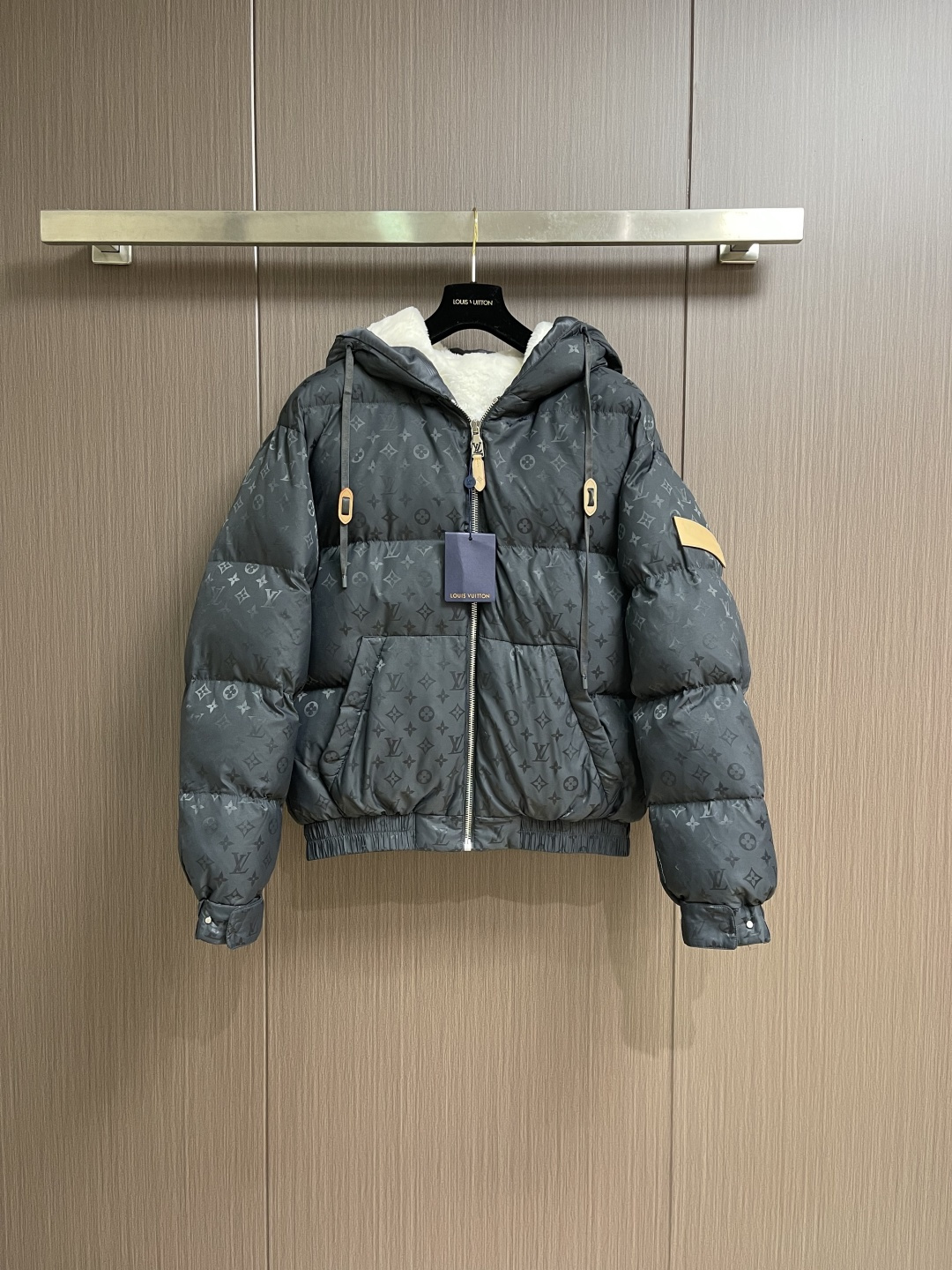 NO:649215,LV  2025ss new SKI ski series dark pattern armband hooded down jacket. This jacket is made of technical fabrics with a full-length Monogram pattern. The soft alpaca lining and VN details recall the tradition of Louis Vuitton leather goods. It can be easily integrated into winter sportswear or urban styling. Using imported jacquard machines, the designed patterns will be made into patterns. The jacquard machine is based on  Pattern instructions weave patterns on the surface of the fabric. The overall jacquard pattern is complex and exquisite, and the surface has the characteristics of good gloss, silky smoothness, etc., and the fabric is light, soft, breathable, and highly decorative. Customized composite fabric fabrics are composed of two kinds of fabrics or materials with different properties, and have the advantages of comprehensive performance, comfort and warmth. Sizes 46-52, Louis  vuitton,louis vuitton,jackets & coats,down jacket,hats,alexander wang19860909LV 2025ss新款SKI滑雪系列暗纹袖章连帽羽绒服,本款夹克于科技面料铺陈全幅Monogram图案,舒软羊驼毛内衬与VN细节回溯路易威登皮具传统,可轻松融入冬日运动着装或都市造型.采用进口的提花机,将以设计好的花型图案制成花版,提花机根据花版指令在织物表面织出花纹.整体的提花图案复杂精美,表面则光泽度好、丝滑细腻等特点,且面料轻薄柔顺,透气性好,装饰性强.定制复合织物面料,是由两种者多种不同性能的织物或材料组成,具有性能综合、舒适保暖等优点.尺码46-52,,louis vuitton,louis vuitton,jackets & coats,down jacket,hats,alexander wang,Men's clothing