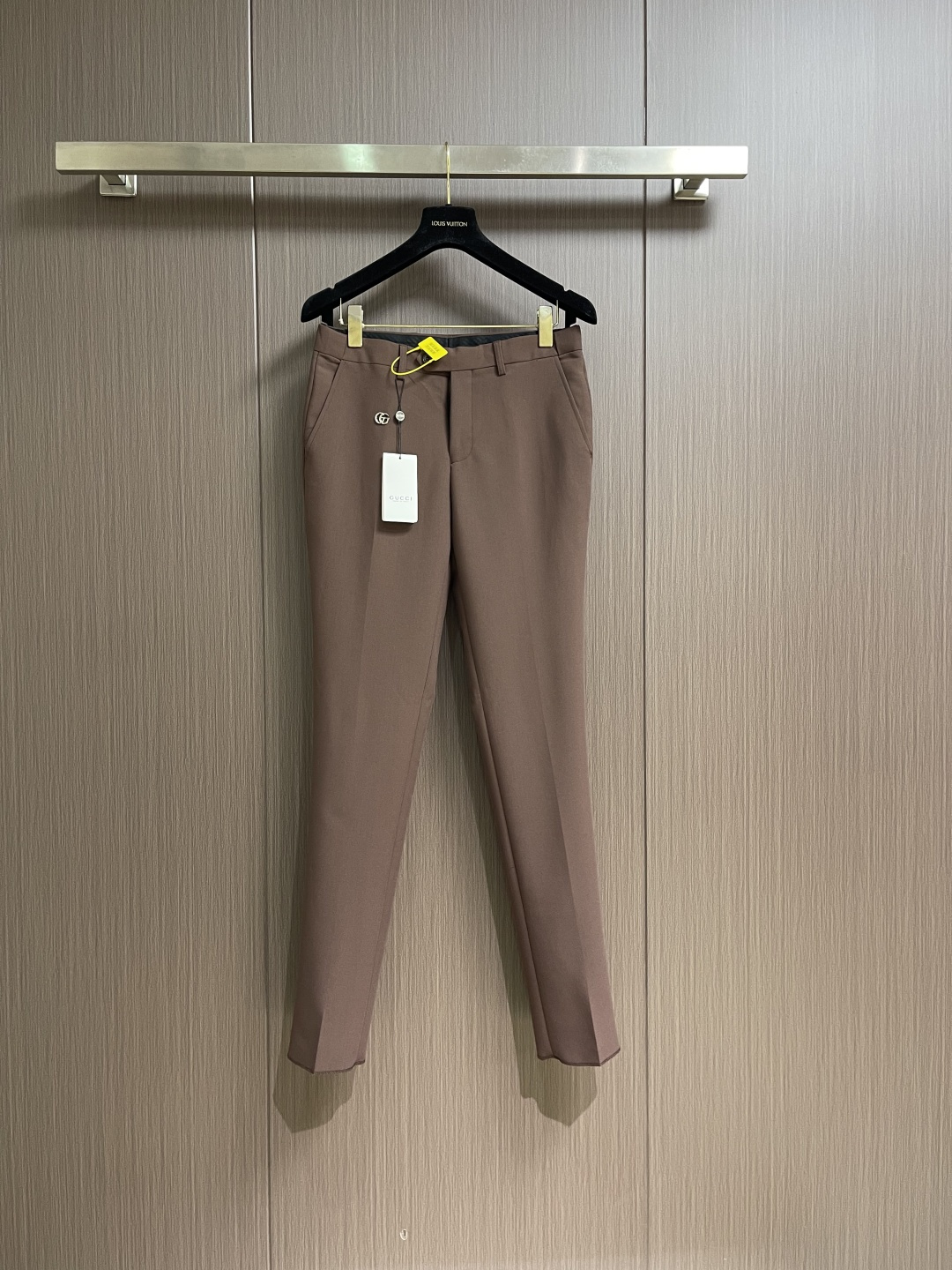 NO:644154,The whole set can be sold separately, single suit, trousers, Gucci 2026ss early spring new suit jacket and trousers suit, simple casual suit jacket with embroidery on the cuffs, imported original ultra-fine wool fabric, full of straight drape, the whole piece of clothing is machined and neatly laid out, all hardware accessories are top-notch accessories with logos supplied by customers. At first glance, they are high-end fabrics. This kind of fabrics are all custom-woven. There is no such thing as good products from regular manufacturers. There is nothing picky about it.  Such a suit is always worn and very practical. Size 46-56 Suit Size 46, length 70, shoulder width 42.8, bust 100, size 48, length 72, shoulder width 44, bust 104, size 50, length 74, size 50, shoulder width 45.2, bust 108, size 52, length 76, shoulder width 46.2, bust 112, size 54, length 78  Shoulder width 47.6 Bust 116 Size 56 length 80 Shoulder width 48.8 Bust 120 Dress pants Size 46 length 109 Waist 77 Hips 98.8 Size 48 length 112 Waist 81 Hips 102 Size 50 length 115 Waist 85 Hips 105.2 Size 52 length 117 Waist 89  Hips 108.4, size 54 pants length 119, waist 93, hips 111.6, size 56 pants length 121, waist 97, hips 114.8,,gucci,jackets & coats,business suit,alexander wang19860909整套 可拆卖 单西服 西裤 Gucci 2026ss早春新款西服外套西裤套装,袖口仔章刺绣简约休闲西装外套,进口原版进口超细羊毛布料,笔挺垂感十足,整件衣服车工走线整齐平整,所有五金附料都是客供带logo顶级配件 一看就是高档的面料 这种面料都是定织的 外面根本就没有 正规大厂途径出来的好货,无任何有挑剔的地方 这样的一套西服属于常备常穿的,实用性很强.尺码46-56 西服 46码衣长70 肩宽42.8胸围100 48码衣长72 肩宽44胸围104 50码衣长74 肩宽45.2胸围108 52码衣长76 肩宽46.2胸围112 54码衣长78 肩宽47.6胸围116 56码衣长80 肩宽48.8胸围120 西裤 46码裤长109 腰围77 臀围98.8 48码裤长112 腰围81臀围102 50码裤长115 腰围85 臀围105.2 52码裤长117 腰围89 臀围108.4 54码裤长119 腰围93 臀围111.6 56码裤长121 腰围97 臀围114.8,,gucci,jackets & coats,business suit,alexander wang,Men's clothing