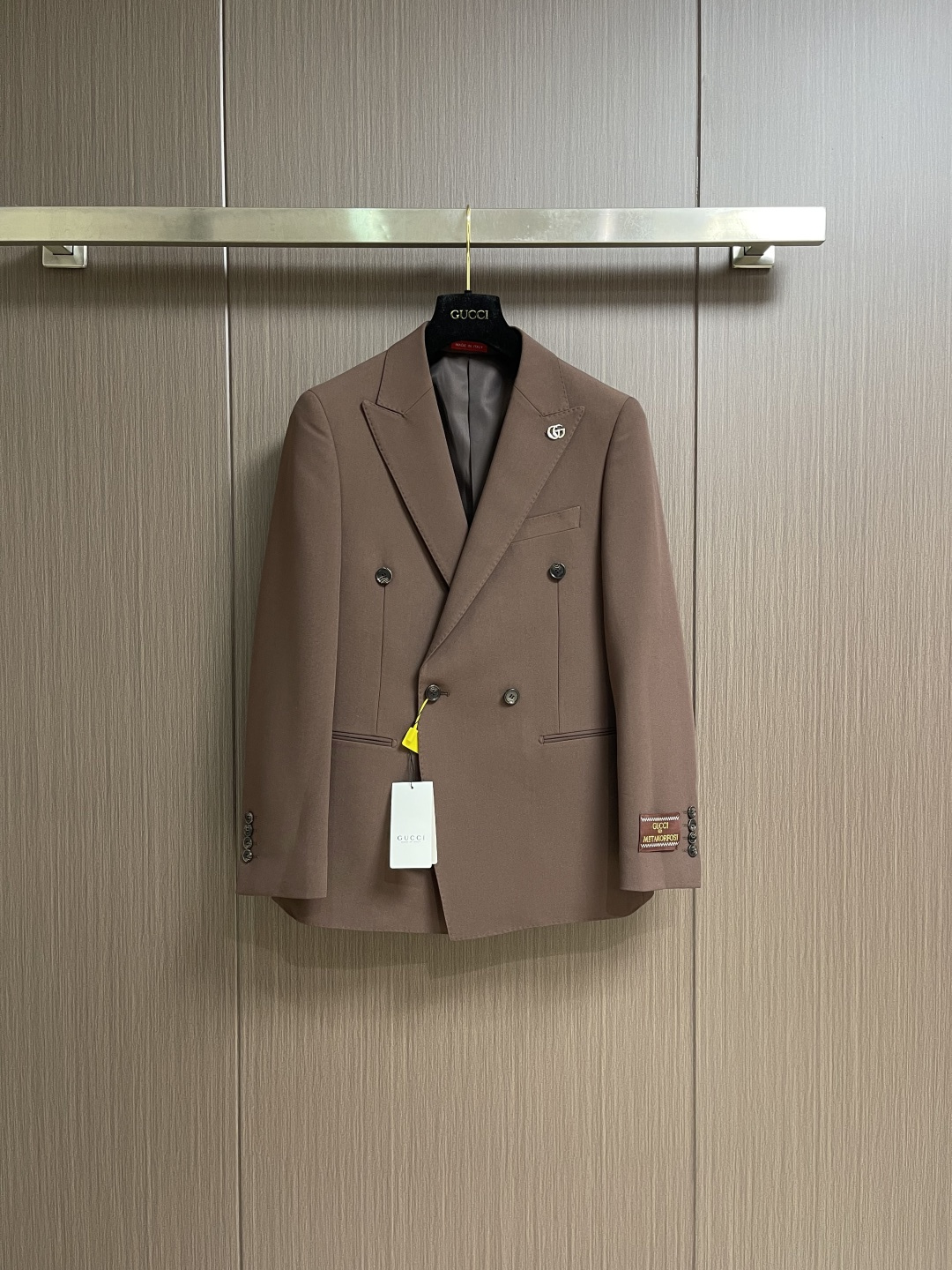 NO:611674,The whole set can be sold separately, single suit, trousers, Gucci 2026ss early spring new suit jacket and trousers suit, simple casual suit jacket with embroidery on the cuffs, imported original ultra-fine wool fabric, full of straight drape, the whole piece of clothing is machined and neatly laid out, all hardware accessories are top-notch accessories with logos supplied by customers. At first glance, they are high-end fabrics. This kind of fabrics are all custom-woven. There is no such thing as good products from regular manufacturers. There is nothing picky about it.  Such a suit is always worn and very practical. Size 46-56 Suit Size 46, length 70, shoulder width 42.8, bust 100, size 48, length 72, shoulder width 44, bust 104, size 50, length 74, size 50, shoulder width 45.2, bust 108, size 52, length 76, shoulder width 46.2, bust 112, size 54, length 78  Shoulder width 47.6 Bust 116 Size 56 length 80 Shoulder width 48.8 Bust 120 Dress pants Size 46 length 109 Waist 77 Hips 98.8 Size 48 length 112 Waist 81 Hips 102 Size 50 length 115 Waist 85 Hips 105.2 Size 52 length 117 Waist 89  Hips 108.4, size 54 pants length 119, waist 93, hips 111.6, size 56 pants length 121, waist 97, hips 114.8,,gucci,jackets & coats,business suit,alexander wang19860909整套 可拆卖 单西服 西裤 Gucci 2026ss早春新款西服外套西裤套装,袖口仔章刺绣简约休闲西装外套,进口原版进口超细羊毛布料,笔挺垂感十足,整件衣服车工走线整齐平整,所有五金附料都是客供带logo顶级配件 一看就是高档的面料 这种面料都是定织的 外面根本就没有 正规大厂途径出来的好货,无任何有挑剔的地方 这样的一套西服属于常备常穿的,实用性很强.尺码46-56 西服 46码衣长70 肩宽42.8胸围100 48码衣长72 肩宽44胸围104 50码衣长74 肩宽45.2胸围108 52码衣长76 肩宽46.2胸围112 54码衣长78 肩宽47.6胸围116 56码衣长80 肩宽48.8胸围120 西裤 46码裤长109 腰围77 臀围98.8 48码裤长112 腰围81臀围102 50码裤长115 腰围85 臀围105.2 52码裤长117 腰围89 臀围108.4 54码裤长119 腰围93 臀围111.6 56码裤长121 腰围97 臀围114.8,,gucci,jackets & coats,business suit,alexander wang,Men's clothing