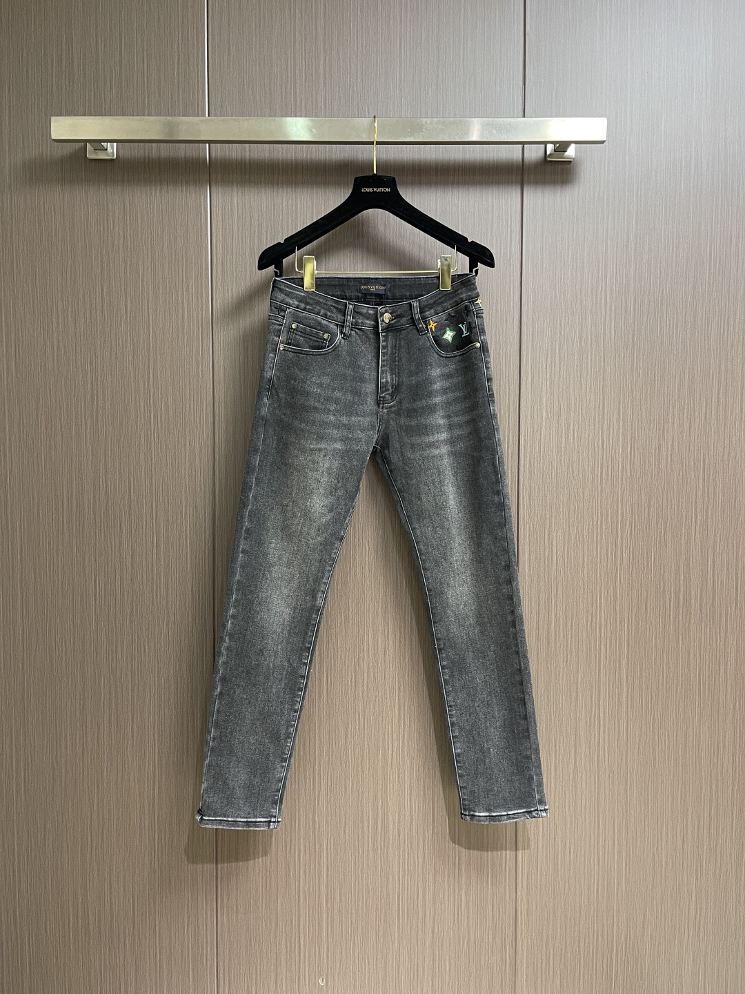 NO:651576,LV  The 2025ss new logo jeans, with its unique design concept, perfectly combine fashion and practicality, becoming a trendy item for both men and women. It is made of high-quality denim fabric and processed with special processes. The back pocket shows a low-key and layered pattern, which not only retains the classic charm of denim, but also adds a bit of delicacy and elegance. In terms of design, it adopts  The loose and straight cut not only modifies the leg shape, but also gives the wearer a high degree of comfort and freedom. Whether it is simple or handsome, you can easily control a variety of styles and show your personal charm. Whether it is daily travel or outdoor adventure, this dark pattern denim can be your ideal choice, allowing you to stand out from the crowd and show your extraordinary taste. Sizes 29-40  None 35 37 39,,louis vuitton,jeans,alexander wang19860909LV 2025ss新款logo标识牛仔裤,以其独特的设计理念,完美融合了时尚与实用性,成为男女皆宜的潮流单品.采用高品质牛仔面料,经过特殊工艺处理,后袋呈现出低调而富有层次的图案,既保留了牛仔的经典韵味,又增添了几分细腻与雅致,版型设计上,它采用了宽松直筒的剪裁,不仅修饰腿型,还赋予穿着者极高的舒适度与自由度.无论是搭配简约,还是帅气,都能轻松驾驭多种风格,展现个性魅力.无论是日常出行,还是户外探险,这款暗纹花牛仔都能成为你的理想选择,让你在人群中脱颖而出,彰显不凡品味.尺码29-40 无35 37 39,,louis vuitton,jeans,alexander wang,Men's clothing