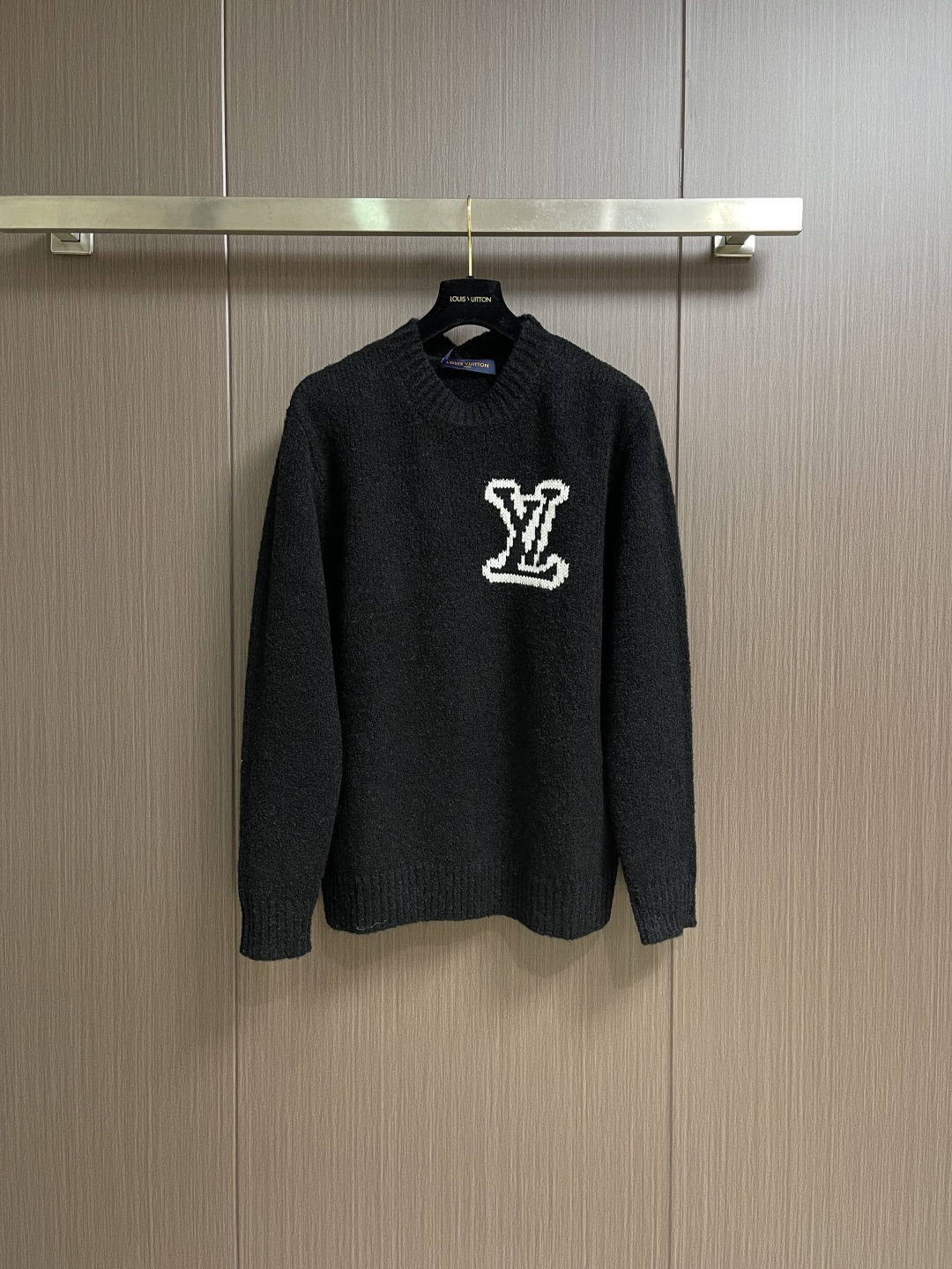 NO:596872,LV 2025SS Autumn and Winter new crochet letter logo jacquard knitted sweater, made of looped cotton material, full of texture, comfortable and close to the skin, the front panel is decorated with contrasting colors, the LV logo is integrated into the knitting, the back panel cleverly presents the mirror effect logo, just the right design, unique texture, jacquard weaving method, a superb knitting technology, using multiple coils to knit on the yarn at the same time. By finely controlling the interweaving of coils, the LV logo and its mirror image logo are finely knitted, the same style for men and women!  Size S-XL,,louis vuitton,sweaters,alexander wang19860909LV 2025SS秋冬新款钩花字母标识提花针织毛衣,采用例圈圈绵毛料 质感十足 舒适贴肤 前幅饰以撞色LV 标识融入针织 后幅巧妙呈现镜像效果标识 恰到好处的设计 独具一格的纹理 提花织法 一种精湛的针织技术 使用多个线圈同时在纱线上进行编织 通过精细地控制线圈的交织 实现LV标识与其镜像标识的精细编织 男女同款！尺码S-XL,,louis vuitton,sweaters,alexander wang,Men's clothing