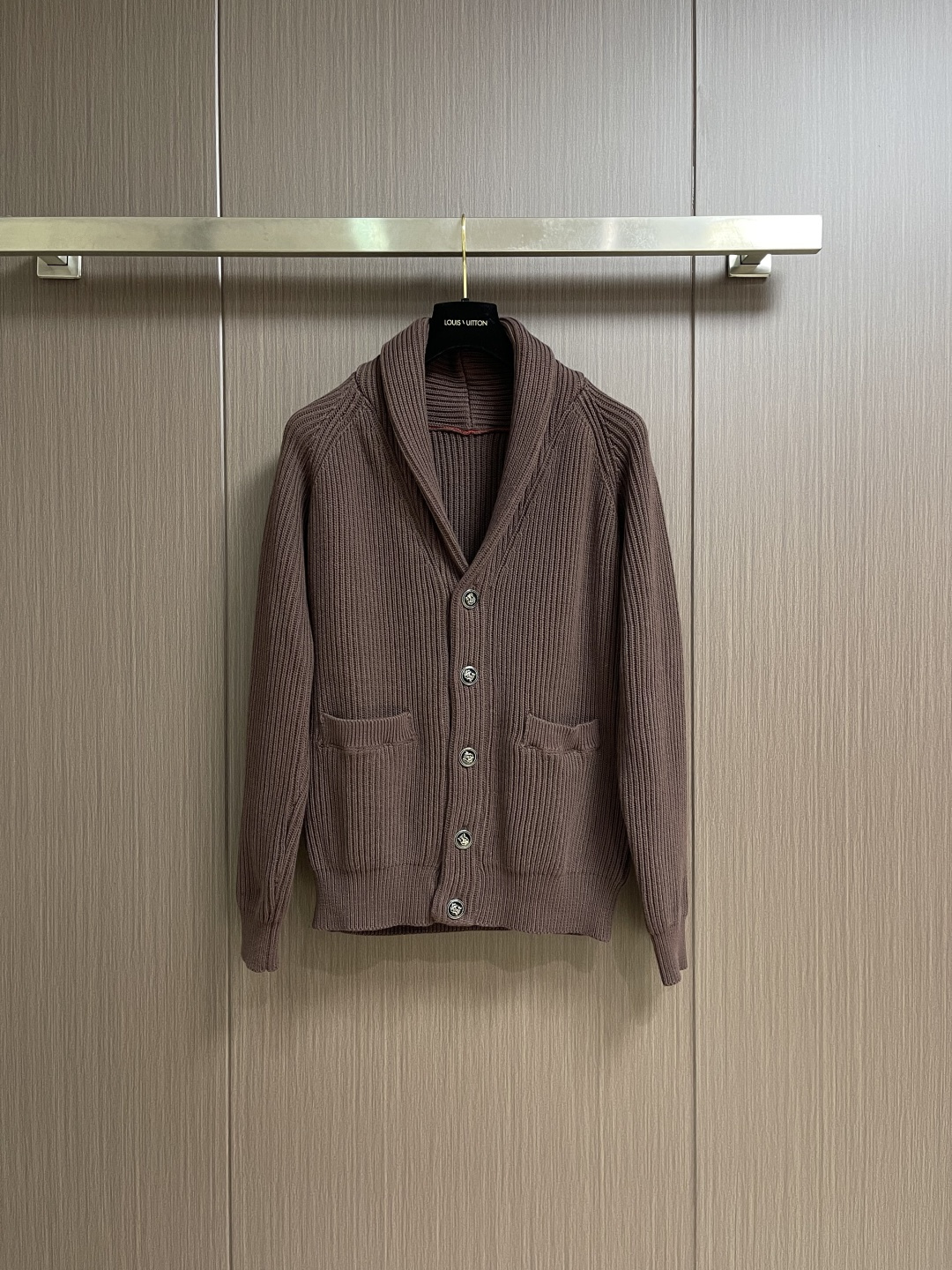 NO:597926,Brunello Cucinelli BC new autumn and winter knitted wool cardigan. High-quality Italian imported wool blend fabric, high-density knitting, fashionable and versatile sweater, very handsome. Classic jacquard style. Durable and not easy to deform, version, can be easily held in various styles. Classic fashion style that is sought after every year. Complete three standards. High-quality bulk. Sizes 48-54, brunello cucinelli, sweaters, alexander wang19860909Brunello Cucinelli BC 秋冬新款针织羊毛开衫 高品质意大利进口羊毛混纺面料,高密度针织,时尚百搭毛衣,帅气十足.经典提花款.耐穿不易变形,版型,各种风格都能轻松Hold住,年年被追捧的经典时尚款 三标齐全 高品质大货.尺码48-54,,brunello cucinelli,sweaters,alexander wang,Men's clothing