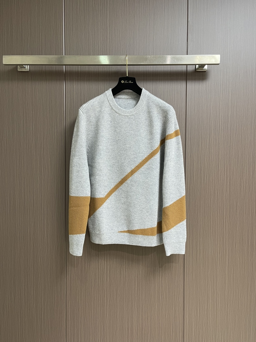 NO:651597,zegna Ermenegildo Zegna's geometric pattern intarsia pit strip men's round neck knitted sweater, new for autumn and winter, is woven from high-quality wool. The fiber is as fine and soft as clouds and is as skin-friendly as a cloud. It does not feel prickly when worn next to the body. At the same time, it relies on the natural curl structure to lock in heat and achieve warmth without sacrificing warmth. Dry wearing experience. The classic round neck design is simple and elegant, suitable for various body shapes and occasions, and the corrugated texture of the body is a hidden slimming design - the concave and convex vertical stripes are arranged as regularly as piano keys, with a significant longitudinal stretching effect, and are both elastic and stiff. It has a sense of style and is not easily deformed after long-term wear. The geometric intarsia is the visual focus, using precision knitting technology to outline lines and color blocks, injecting low-key style with abstract aesthetics, giving the simple version a layered charm. From light business scenes with suits, to casual moments with denim trousers to create a relaxed texture, every inch of stitching carries the Z family's ingenuity, which is not only a warm item, but also a silent expression of taste. Sizes M-XXL,,zegna,sweaters,business suit,alexander wang19860909zegna 杰尼亚几何图形嵌花坑条男士圆领针织毛衣,秋冬新品,甄选高品质优质羊毛织造,纤维细腻柔软如云朵般亲肤,贴身穿毫无扎感,同时凭借天然卷曲结构锁住热量,实现暖而不燥的穿着体验.经典圆领设计简约大气,适配各类身形与场合,而衣身的坑条肌理是暗藏的显瘦心机﹣﹣凹凸竖条纹如同钢琴键般规整排列,纵向拉伸效果显著,兼具弹力与挺括感,久穿不易变形.几何图形嵌花是视觉焦点,以精密针织工艺勾勒线条与色块,用抽象美学注入低调格调,让简约版型焕发层次魅力.从轻商务场景搭配西装内搭,到休闲时刻配牛仔长裤,营造松弛质感,每一寸针脚都承载着Z家匠心,既是保暖单品,更是品味的无声表达.尺码M-XXL,,zegna,sweaters,business suit,alexander wang,Men's clothing