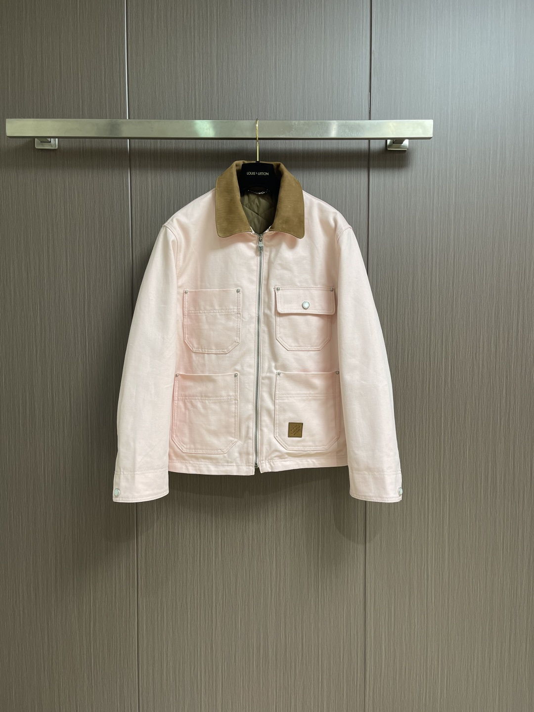 NO:597930,LV patchwork lapel jacket, made of customized cotton fabric!  The texture is great, soft and strong to the touch, not only comfortable to wear, but also very durable!  The pink is dyed very evenly, with no color patches or fading, and the color fastness is strictly controlled!  The hem pocket is decorated with a leather label. The handwriting is clear and neat. The thickness and spacing of the font are consistent with yb. The attention to detail is perfect!  The spliced ​​lapel design, the overall alignment is straight and delicate, the fabric is comfortable and soft, the color is consistent and there is no color difference, it can be matched with the same style to create a fashionable look, and can be used in various occasions, customized accessories, complete with three standards, the same style for men and women!  Size 44-46-48-50-52,,louis vuitton,jackets & coats,jackets & coats,alexander wang19860909LV 拼接翻领夹克外套,采用定制棉质面料！质感超棒,摸起来柔软又结实,不仅穿着舒服,还特别耐穿！粉色染得很均匀,没有色块或者褪色的情况,色彩牢度是经过严格把控的！下摆口袋上饰以皮标点缀,字迹清晰工整,字体的粗细、间距都与yb一致,细节把控堪称完美！拼接翻领设计,整体走线平直细腻,面料舒适柔软,颜色一致无色差能与同款搭配营造时尚造型,驾驭各种场合,定制辅料,三标齐全,男女同款！尺码44-46-48-50-52,,louis vuitton,jackets & coats,jackets & coats,alexander wang,Men's clothing