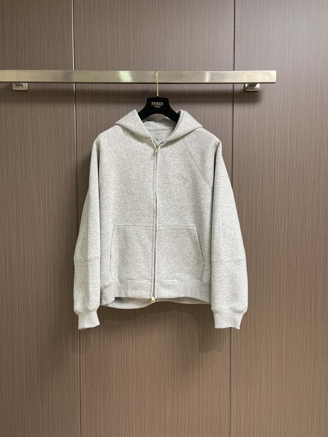 NO:651634,arcteryx  Arc'teryx hooded zippered sweatshirt will not easily deform after long-term wear. The loose shoulder cut is suitable for all types of body shapes and combines a casual and relaxed feel with outdoor functionality. The length is moderate and does not press on your height, so it can be worn neatly with trousers and skirts in daily life. The metal two-way zipper is thick, smooth and durable, and the zipper puller adopts the brand's iconic geometric shape.  , the details show quality; ribbed cuffs + hem, moderate elasticity, can fit the body shape and prevent wind, without feeling tight and restrictive. Size S-4XL, arc'teryx, hoodie, sweatshirts, skirts, hats, alexander  wang19860909arcteryx 始祖鸟连帽拉链卫衣,久穿不易变形.宽松落肩剪裁,适配各类身形,兼具休闲松弛感与户外功能性；衣长适中,不压身高,日常搭配裤装裙装都利落.金属双向拉链,质感厚重、顺滑耐用,拉链头采用品牌标志性的几何造型,细节处彰显品质；罗纹袖口＋下摆,弹性适中,既能贴合身形防风,又不会有紧绷束缚感.尺码S-4XL,arc'teryx,hoodie,sweatshirts,skirts,hats,alexander wang,Men's clothing