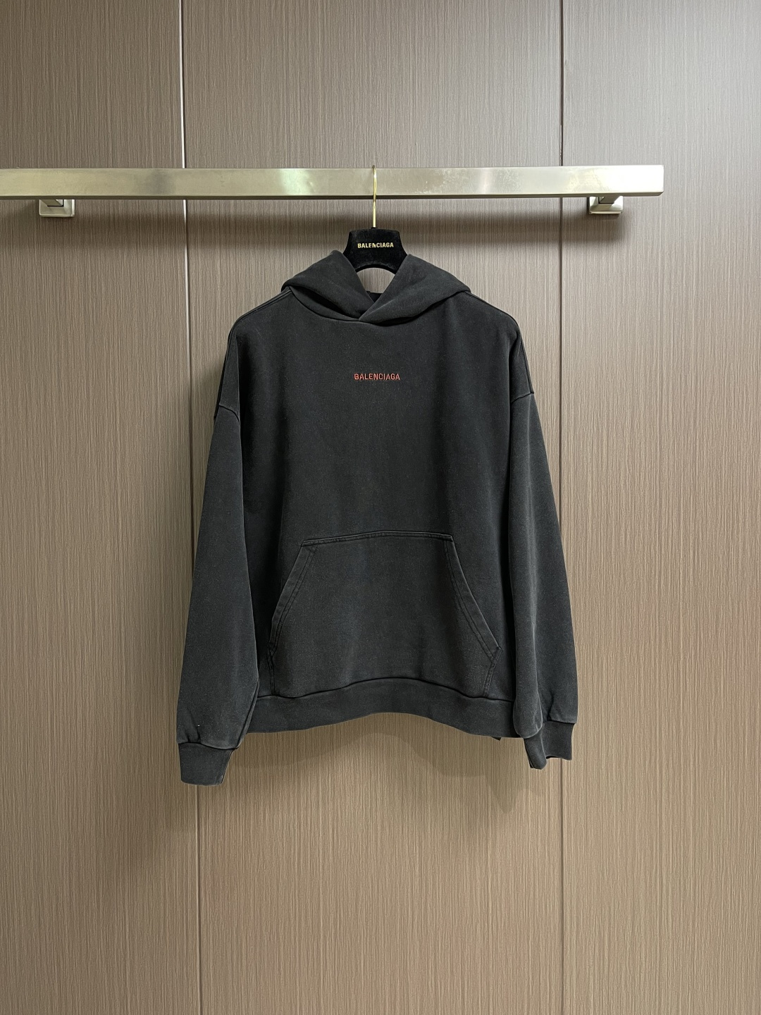 NO:596904,Balenciaga back embroidered hooded sweatshirt. Customized premium velvet soft fabric. It feels delicate and comfortable against the skin. The main color is unique faded black. Mysterious and charming. The minimalist and exquisite Balenciaga Back embroidery art on the chest is a concrete expression of the brand's soul. The back panel is deconstructed with Balenciaga Back embroidery into a flowing visual storm. Use the most traditional red to embroider the most uninhibited soul. No drawstring hood design. Artist walking at the forefront of fashion.  Outline your own fashion picture with every outfit. Use imported machine embroidery technology. Use advanced computer control system and precision mechanical components to realize Balenciaga back embroidery work with high precision. The lines are smooth and delicate. 285. Use washing and color frying process. Prioritize the special desizing agent. Next, the fabric is soaked in it and evenly sized. After desizing, it is finally rinsed. The workmanship is extremely complex and the loss is high.  Size S-XL,,balenciaga,hoodie,sweatshirts,hats,alexander wang19860909Balenciaga back刺绣兜帽卫衣 定制臻品绒柔织料 手感细腻 舒适贴肤 以独特的褪色黑色为主色调 神秘而迷人 胸前那极简精妙的Balenciaga Back刺绣艺术为点缀是品牌灵魂的具象化表达 后幅则以 Balenciaga Back刺绣解构为流动的视觉风暴 用最传统的红 绣最不羁的魂 无抽绳兜帽设计 行走在时尚前沿的艺术家 用每一次穿搭 勾勒出属于自己的时尚画卷 采用进口机刺绣工艺 使用先进的计算机控制系统和精密的机械部件 实现Balenciaga back刺绣作业 精度高 线条流畅而细腻285 采用洗水炒色工艺 优先选择特制的退浆剂 再讲布料浸泡其中 均匀受浆 退浆后 最终再进行漂洗 做工复杂至极 损耗高 尺码S-XL,,balenciaga,hoodie,sweatshirts,hats,alexander wang,Men's clothing