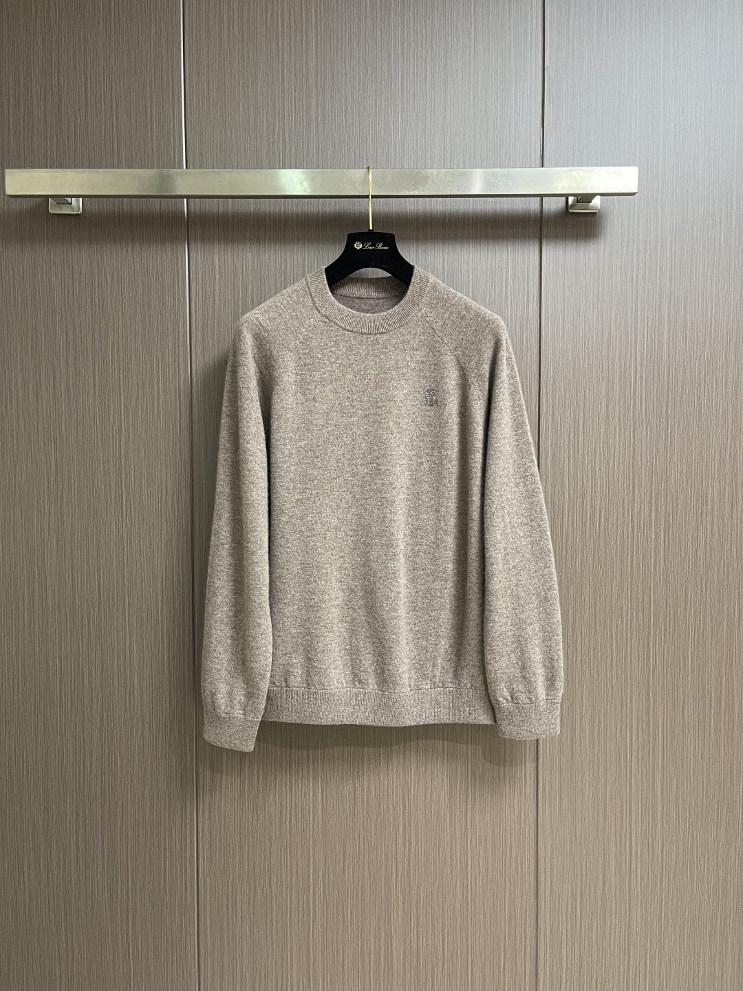 NO:651603,BC 2025ss autumn and winter classic simple round neck wool knitted sweater. With its excellent quality and exquisite craftsmanship, it has become the favorite of many fashion lovers.  This sweater is made of top-grade wool fabric, which is soft and delicate to the touch and as light as a cloud. It has excellent thermal insulation properties and can make you feel as warm as spring even in the cold winter. The natural characteristics make the sweater have good breathability, keep the skin dry and comfortable, and protect your skin all day long. It adopts a classic round neck style, simple and elegant  , versatile and practical. Whether paired with casual pants or formal pants, you can easily create different styles. The details highlight the quality, exquisite stitching and thoughtful tailoring, allowing the sweater to fit the body curves and show an elegant figure. Meet your dressing needs in different occasions. Sizes M-XXL, sweaters, alexander  wang19860909BC 2025ss秋冬经典简约圆领羊毛针织毛衣,它以其卓越的品质和精湛的工艺,成为了众多时尚爱好者的心头好. 这款毛衣选用了顶级羊毛面料,触感柔软细腻,如同云朵般轻盈.它具有出色的保暖性能,即使在严寒的冬日,也能让你感受到如春般的温暖.天然特性使得毛衣具有良好的透气性,保持肌肤干爽舒适,全天候呵护你的肌肤.采用了经典圆领款式,简约大方,百搭实用.无论是搭配休闲裤还是正装裤,都能轻松打造出不同的风格.细节之处更是彰显品质,精致的缝线和贴心的剪裁,让毛衣贴合身体曲线,展现优雅身姿.满足你在不同场合的穿搭需求.尺码M-XXL,,sweaters,alexander wang,Men's clothing