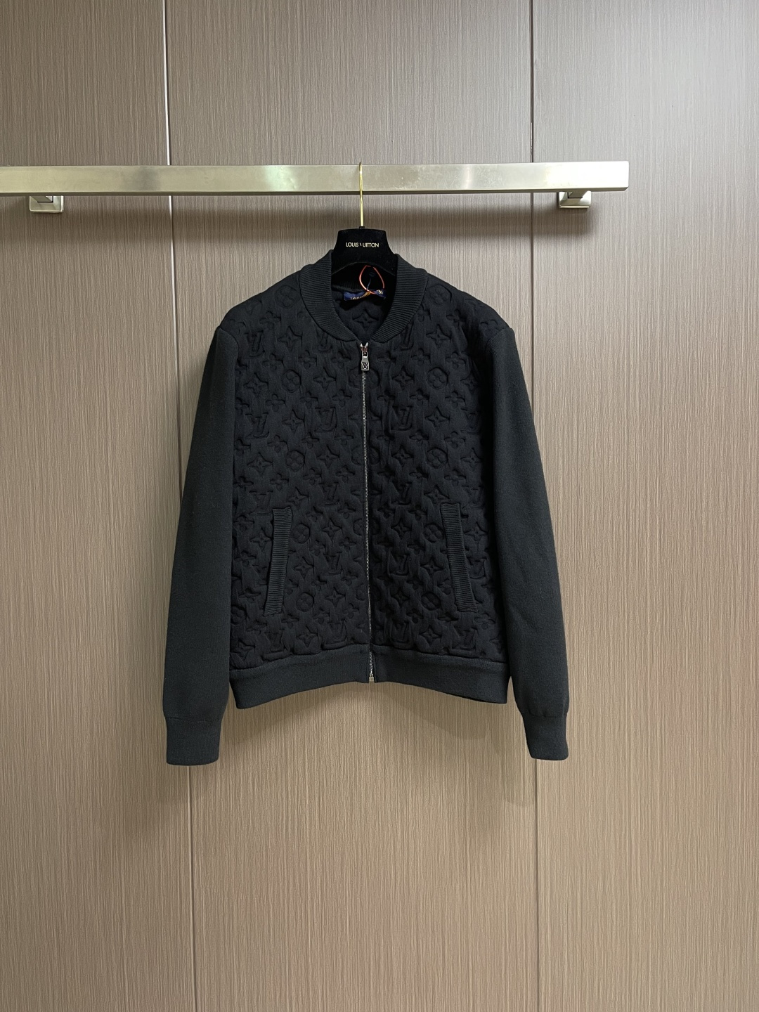 NO:596902,LV padded wool bomber jacket, made of custom-woven wool interwoven three-dimensional jacquard fabric. Soft as clouds, thick and solid, every inch of fiber contains heavy warmth. The classic black tone exudes an innate sense of luxury, and the full-width Monogram quilting reconstructs the texture of the body. Each diamond grid reshapes the flat totem on the canvas into a relief building on the body. Textures of different shades are raised like reliefs. A neat skeleton supported by textures.  Quilted lining reconstructs the temperature philosophy of the bomber jacket. Let iconic symbols become walking art, molding three-dimensional Monogram embossing process to permanently shape the relief outline. Prioritize the use of customized metal molds and precision lamination technology to permanently shape the Monogram pattern with a relief three-dimensional texture. Form a three-dimensional texture with both visual concave and convex feeling and tactile relief feeling, using a laser projection positioning system. The split mold modules are accurately aligned on the fabric according to the Monogram arrangement pattern to ensure that the full-width pattern is continuous and without misalignment, multi-layer composite lining  Precision composite adhesive lining + elastic sponge + isolation film three layers of functional materials are used to form the structural support of the fabric, lining and lining, ensuring that the Monogram pattern can be three-dimensionally raised and permanently shaped during molding. The shape is fixed, and the ready-to-wear washing water is softened and deodorized. Professional washing equipment and specific detergents are used to deeply clean and deodorize the clothes to improve the feel and appearance of the clothes. The overall wiring is straight and delicate, the fabric is comfortable and soft, and the color is consistent without color difference.  It can be matched with the same style to create a fashionable look, and can be used in various occasions. Customized accessories, complete with three standards, same style for men and women!  Sizes S-XL,,louis vuitton,jackets & coats,jackets & coats,alexander wang19860909LV 衬垫羊毛飞行员夹克外套,定织臻选羊毛交织立体提花料 柔如云朵 厚重扎实 每一寸纤维都蕴含着沉甸甸的暖意 经典黑色调散发与生俱来的高级感以全幅Monogram绗缝重构衣身肌理 每一道菱形格将帆布上的平面图腾重塑为衣身的浮雕建筑 深浅不一的纹理如同浮雕般凸起 用纹路撑起的利落骨架 绗缝衬垫 重构飞行员夹克的温度哲学 让标志性符号成为行走的艺术,模塑立体Monogram压花工艺 永久定型浮雕轮廓 优先通过定制金属模具与精密压合技术 将Monogram 图案以浮雕式立体纹理永久定型 形成兼具视觉凹凸感与触觉浮雕感的立体纹路,采用激光投影定位系统 将拆分的模具模块按Monogram排列规律在面料上精准对位 确保全幅图案连续无错位,多层复合衬垫 通过精准复合粘合衬＋弹性海绵＋隔离膜三层功能性材料 形成面料 衬垫 里布的结构支撑 确保模压时Monogram纹路能立体隆起并永久定型 形态固定,成衣洗水加软去味工艺 通过专业的洗涤设备和特定的洗涤剂 对衣物进行深度清洁和去味处理改善衣物的手感和外观.整体走线平直细腻,面料舒适柔软,颜色一致无色差 能与同款搭配营造时尚造型,驾驭各种场合,定制辅料,三标齐全,男女同款！尺码S-XL,,louis vuitton,jackets & coats,jackets & coats,alexander wang,Men's clothing