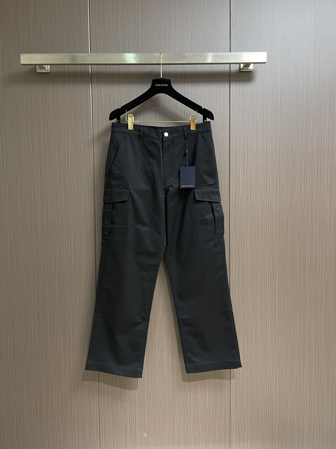 NO:649224,LV 2025ss new overalls, these overalls are made of luxurious silk-cotton blended twill to create a casual silhouette. The flap pockets on both sides are decorated with Monogram and LV embroidery of the same color, making it more sophisticated. The woven logo label on the back reveals the brand's meaning. The casual style can be matched with a variety of daily casual looks. Sizes 46-52, louis vuitton, alexander wang19860909LV 2025ss新款工装裤,这款工装裤选用奢华的丝棉混纺斜纹布塑就休闲廓形,两侧翻盖口袋饰有同色系的 Monogram与LV 刺绣,更显考究.背面梭织标识标签流露品牌意蕴.闲适格调可搭配多种日常休闲造型.尺码46-52,,louis vuitton,alexander wang,Men's clothing