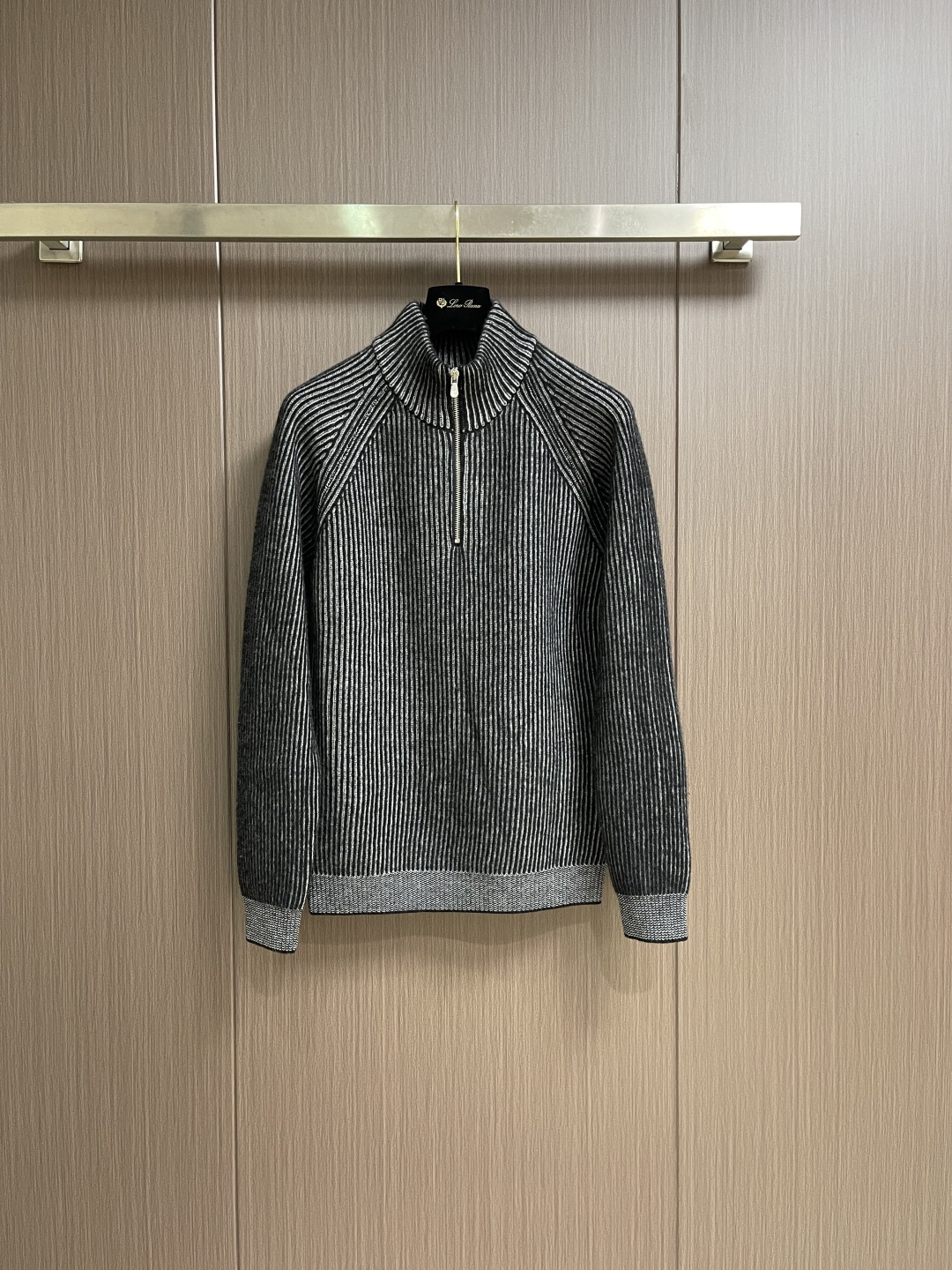 NO:651614,B.C.  2025ss autumn and winter new classic simple semi-zipped knitted sweater, which has become the favorite of many fashion lovers for its excellent quality and exquisite craftsmanship. This sweater is made of top-grade wool fabric, which is soft and delicate to the touch, as light as a cloud. It has excellent thermal insulation performance, even in the cold winter, it can make you feel as warm as spring. The natural characteristics make the sweater have good breathability, keeping the skin dry and comfortable  Suitable and caring for your skin all day long. It adopts a classic stand-up collar style, simple and elegant, versatile and practical. Whether it is paired with casual pants or formal pants, you can easily create different styles. The details highlight the quality. Exquisite stitching and thoughtful tailoring make the sweater fit the body curves and show an elegant figure. Meet your dressing needs in different occasions. Sizes M-XXL, sweaters, alexander  wang19860909BC 2025ss秋冬新款经典简约半拉练针织毛衣,它以其卓越的品质和精湛的工艺,成为了众多时尚爱好者的心头好.这款毛衣选用了顶级羊毛面料,触感柔软细腻,如同云朵般轻盈.它具有出色的保暖性能,即使在严寒的冬日,也能让你感受到如春般的温暖.天然特性使得毛衣具有良好的透气性,保持肌肤干爽舒适,全天候呵护你的肌肤.采用了经典立领款式,简约大方,百搭实用.无论是搭配休闲裤还是正装裤,都能轻松打造出不同的风格.细节之处更是彰显品质,精致的缝线和贴心的剪裁,让毛衣贴合身体曲线,展现优雅身姿.满足你在不同场合的穿搭需求.尺码M-XXL,,sweaters,alexander wang,Men's clothing