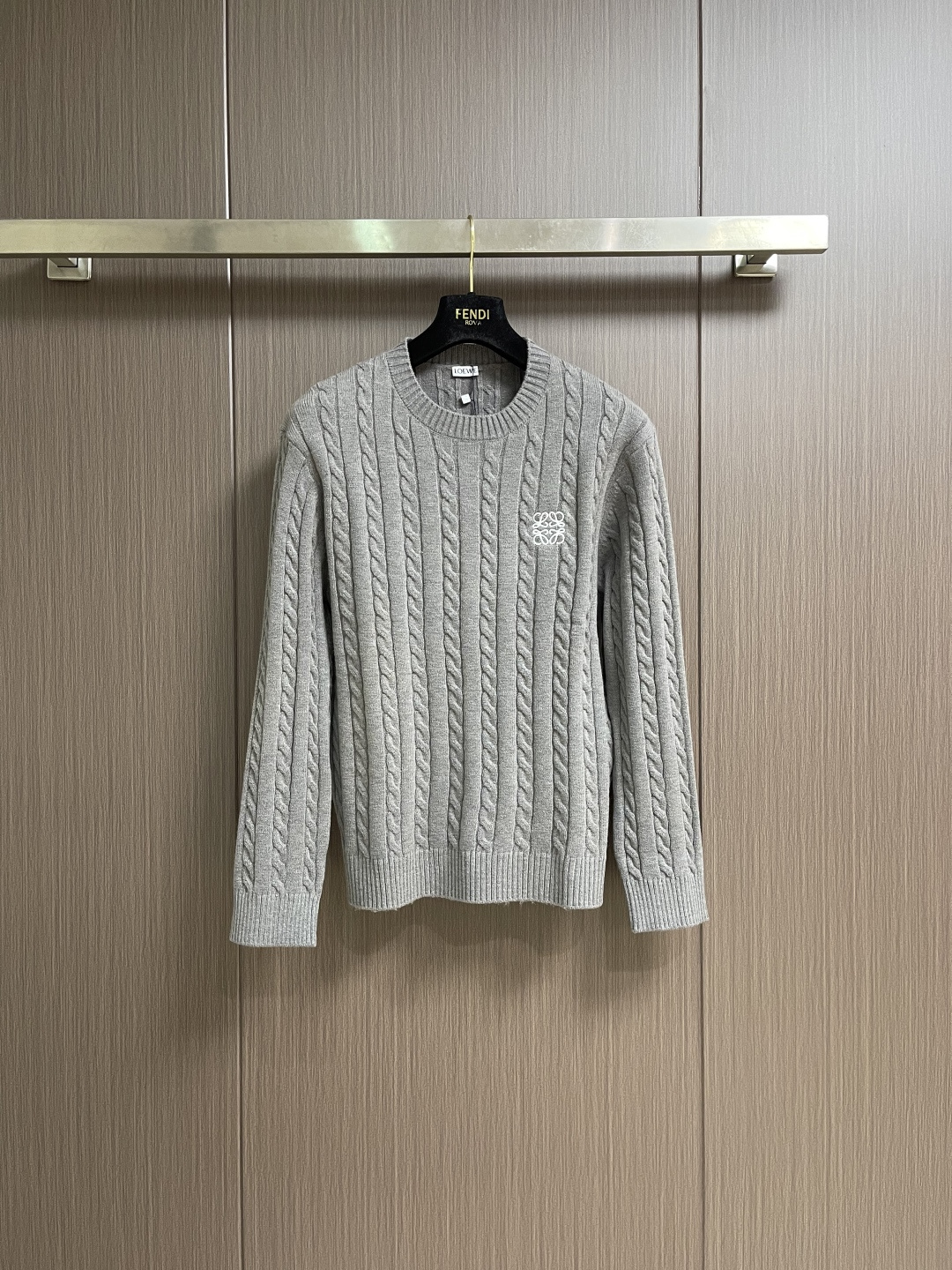 NO:596901,loewe  Cable-knitted round-neck knitted sweater adopts classic twist knitting technology. The texture is full and three-dimensional, soft to the touch and has good warmth retention. The lapel structure is precision seamed to ensure that the neckline is crisp and not easy to deform. The brand embroidery logo on the chest is made of high-density silk thread, and the stitching is fine and three-dimensional, highlighting the brand recognition. The overall knitting technology adopts high-density weaving method, the twist texture is uniform and coherent, and the body is flat  There are no missing stitches. From the selection of fabrics to the control of embroidery details, every process reflects the pursuit of craft precision and American classic style. It not only retains the warmth and wearability of knitted cardigans, but also shows the brand’s classic recognition through twist weaving and exquisite embroidery. It is a fusion of traditional craftsmanship and casual style. The overall line routing is straight and delicate, the fabric is comfortable and soft, and the colors are consistent without color difference.  It can be matched with the same style to create a fashionable look, and can be used in various occasions. Customized accessories, complete with three standards, same style for men and women!  M-XXXL Size M Bust 100 Shoulder Width 45 Clothes Length 65 Sleeve Length 56.5 L Size Bust 104 Shoulder Width 47 Clothes Length 67 Sleeve Length 57.5  Clothing length 73, sleeve length 60.5,,loewe,sweaters,alexander wang19860909loewe 绞花编结圆领针织毛衣,采用经典麻花编织工艺,纹理饱满立体,触感柔软且保暖性佳.翻领结构经精密锁边工艺,确保领口挺括不易变形.胸前品牌刺绣标识采用高密度丝线,针脚细腻立体,彰显品牌辨识度.整体编织工艺采用高密度织法,麻花纹理均匀连贯,衣身平整无漏针.从面料甄选到刺绣细节的把控,每一道工序都体现对工艺精度与美式经典风格的追求,既保留针织开衫的保暖实穿性,又通过麻花编织与精致刺绣展现品牌的经典辨识度,是传统工艺与休闲风格的融合之作.整体走线平直细腻,面料舒适柔软,颜色一致无色差 能与同款搭配营造时尚造型,驾驭各种场合,定制辅料,三标齐全,男女同款！M-XXXL M码胸围100 肩宽45 衣长65 袖长56.5 L码 胸围104肩宽47 衣长67 袖长57.5 XL码 胸围108肩宽49 衣长69袖长58.5 2XL码胸围112肩宽51 衣长71 袖长59.5 3XL码胸围116肩宽53 衣长73 袖长60.5,,loewe,sweaters,alexander wang,Men's clothing