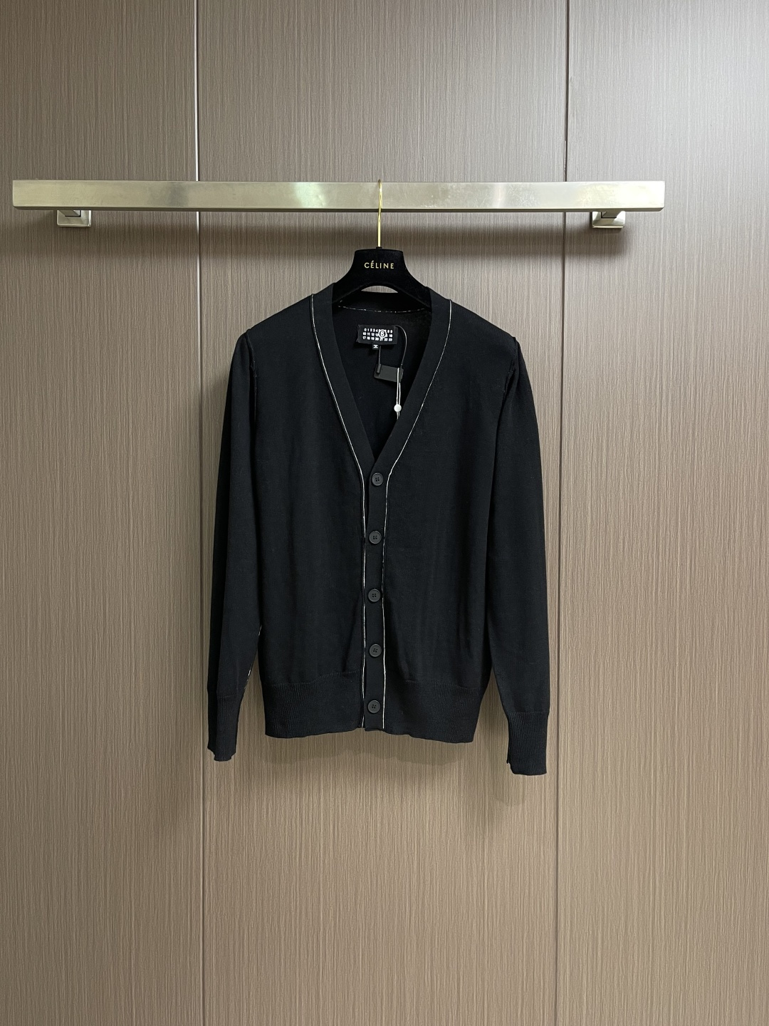 NO:607001,Maison Margiela MM6 spliced panel knitted sweater cardigan. The fabric is made of 50-count cotton wool gauze, which is fine and soft, and is woven with a 14-needle machine imported from Germany. The upper body is light and warm, and can be matched inside and outside. Wash to remove wool impurities - solid color - fixed version - spliced panel - artificial seam buttons - positioning tailoring. Sizes S-XL, masion margiela, masion  margiela,sweaters,alexander wang19860909Maison Margiela马吉拉MM6拼接缝盘针织毛衣开衫,面料采用50支棉羊毛纱料面料细腻柔软,搭配14针德国进口机织出.上身轻薄保暖,可做内外搭配.洗水去除羊毛杂质﹣固色﹣固定版型﹣拼接缝盘﹣人工缝扣﹣定位剪裁.尺码S-XL,,masion margiela,masion margiela,sweaters,alexander wang,Men's clothing