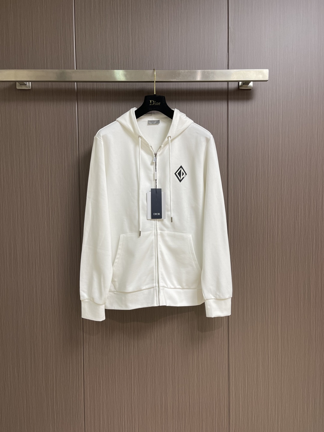 NO:649263,Dior 2025ss new hooded zipper sweatshirt is a new product in the 2025 autumn series, from the AND LEWIS HLTON limited series. It is carefully made of cotton fabrics, with CD logo emblem, and reinterprets the logo in a graphic style. It can be matched with the joint series to create a refined look. Sizes M-3XL  Length 71 Sleeve length 6519860909Dior 2025ss新款连帽拉链卫衣,是二零二五秋季系列新品,来自AND LEWIS HLTON 限定系列.采用棉质面料精心制作,CD标识仔章,以图形风格重新诠释 标志.可与该联名系列的搭配,打造精致的造型.尺码M-3XL M码 胸围112 肩宽44 衣长69 袖长64 L码 胸围116 肩宽46 衣长71 袖长65 XL码胸围120 肩宽48 衣长73 袖长66 2XL码 胸围124肩宽50 衣长75 袖长67 3XL码 胸围128 肩宽52 衣长77袖长68,,dior,hoodie,sweatshirts,hats,alexander wang,Men's clothing