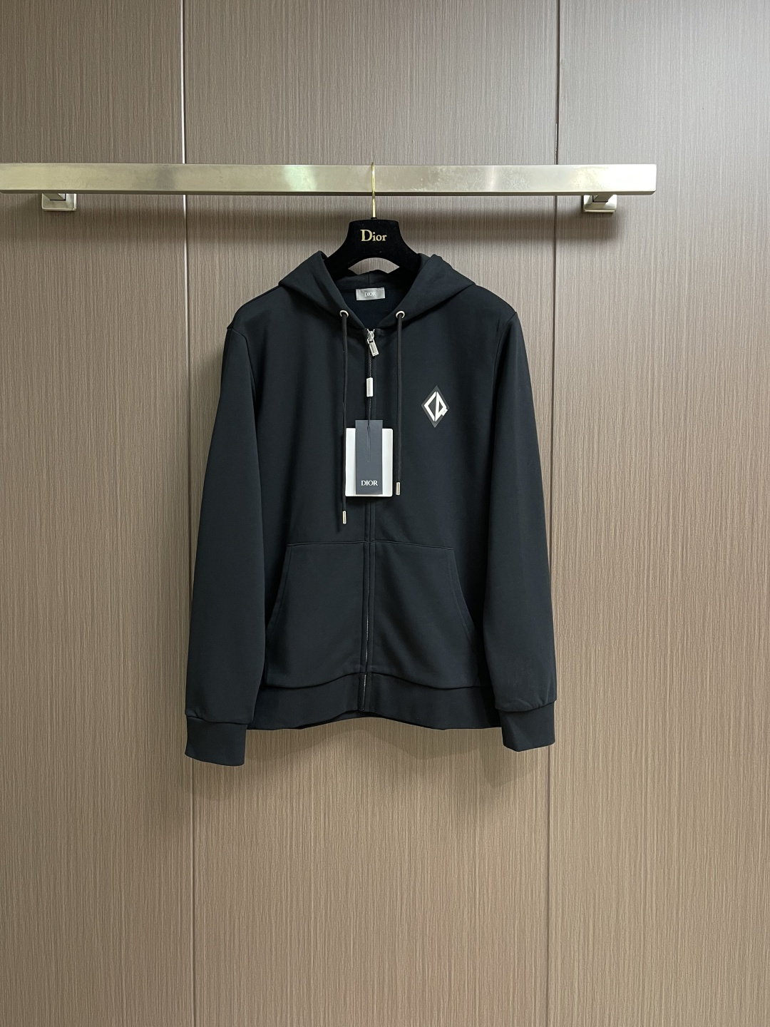 NO:596903,Dior ss new hooded zipper sweatshirt is a new product in the 2025 autumn series, from the AND LEWIS HLTON limited series. It is carefully made of cotton fabrics, with CD logo emblem, and reinterprets the logo in a graphic style. It can be matched with the joint series to create a refined look. Sizes M-3XL  Length 71 Sleeve length 6519860909Dior ss新款连帽拉链卫衣,是二零二五秋季系列新品,来自AND LEWIS HLTON 限定系列.采用棉质面料精心制作,CD标识仔章,以图形风格重新诠释 标志.可与该联名系列的搭配,打造精致的造型.尺码M-3XL M码 胸围112 肩宽44 衣长69 袖长64 L码 胸围116 肩宽46 衣长71 袖长65 XL码胸围120 肩宽48 衣长73 袖长66 2XL码 胸围124肩宽50 衣长75 袖长67 3XL码 胸围128 肩宽52 衣长77袖长68,,dior,hoodie,sweatshirts,hats,alexander wang,Men's clothing