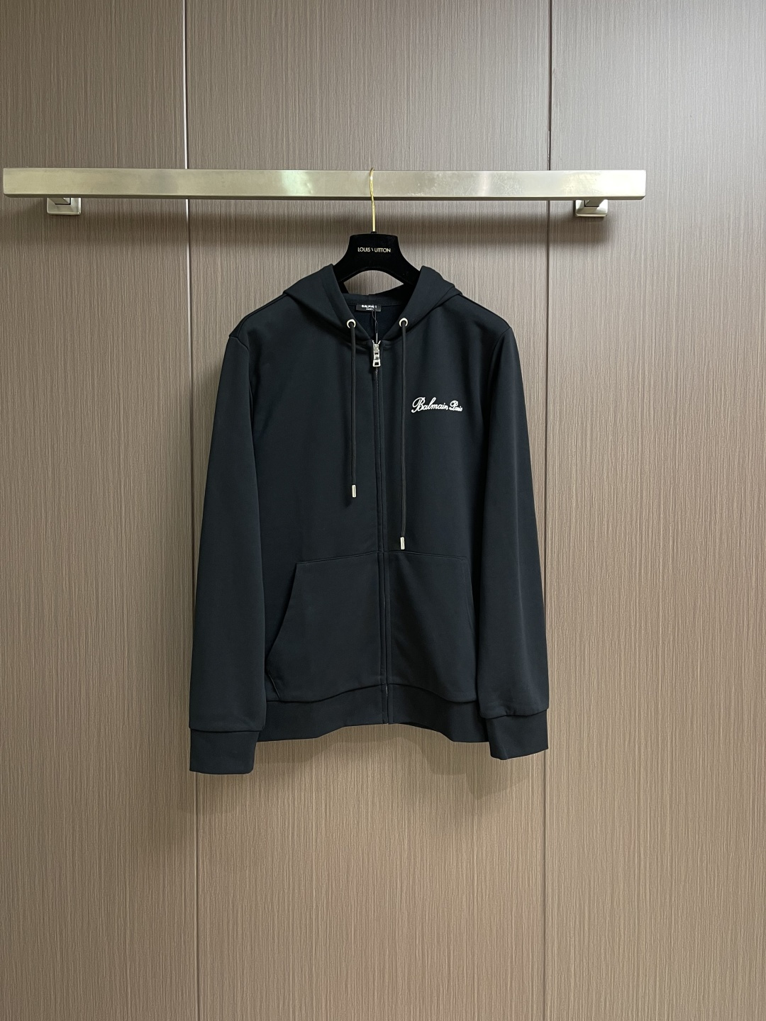 NO:649270,Balmain Balmain 2025FW early autumn new hooded zipper sweatshirt, top-notch printed letter logo on the chest, handsome and fashionable, simple and versatile. The fabric cotton is not only crisp and maintains the trendy silhouette, but also comfortable to wear, and the yarn is more delicate. Sizes M-3XL  XL size Bust 120 Shoulder width 48 Clothes length 73 Sleeve length 66 219860909Balmain 巴尔曼 2025FW早秋新品连帽拉链卫衣,胸前顶级印花字母logo,帅气时尚,简约百搭款.面料棉 不仅挺括,保持潮流的廓形,又穿着舒适,纱织更细腻,尺码M-3XL M码 胸围112 肩宽44 衣长69 袖长64 L码 胸围116 肩宽46 衣长71 袖长65 XL码胸围120 肩宽48 衣长73 袖长66 2XL码 胸围124肩宽50 衣长75 袖长67 3XL码 胸围128 肩宽52 衣长77袖长68,,balmain,balmain,hoodie,sweatshirts,hats,alexander wang,Men's clothing