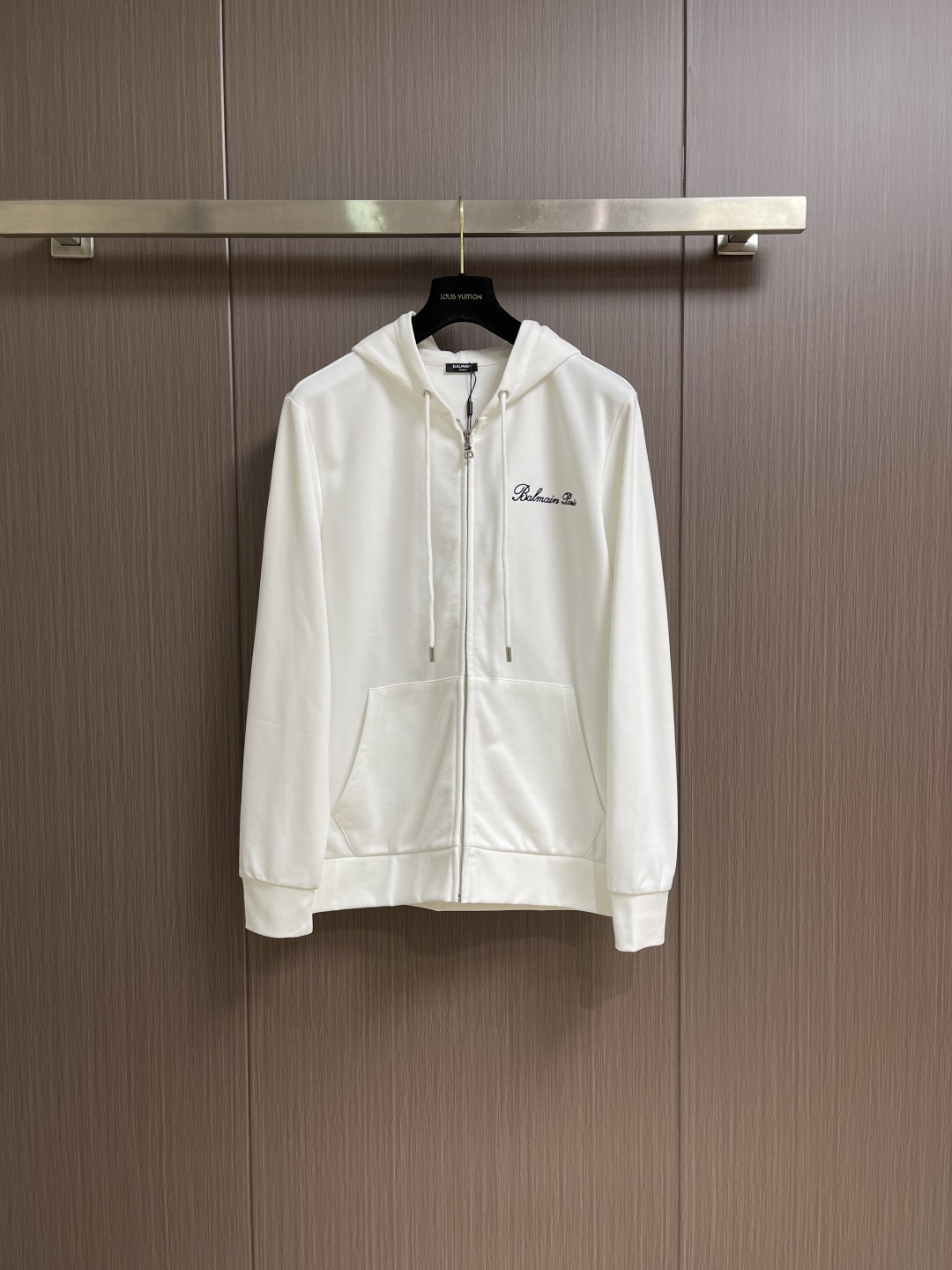 NO:596905,Balmain Balmain FW early autumn new hooded zipper sweatshirt, top-notch printed letter logo on the chest, handsome and fashionable, simple and versatile. The fabric cotton is not only crisp and maintains the trendy silhouette, but also comfortable to wear, and the yarn is more delicate. Sizes M-3XL M size bust 112 shoulder width 44 length 69 sleeve length 64 L size bust 116 shoulder width 46 length 71 sleeve length 65  XL size Bust 120 Shoulder width 48 Clothes length 73 Sleeve length 66 219860909Balmain 巴尔曼 FW早秋新品连帽拉链卫衣,胸前顶级印花字母logo,帅气时尚,简约百搭款.面料棉 不仅挺括,保持潮流的廓形,又穿着舒适,纱织更细腻,尺码M-3XL M码 胸围112 肩宽44 衣长69 袖长64 L码 胸围116 肩宽46 衣长71 袖长65 XL码胸围120 肩宽48 衣长73 袖长66 2XL码 胸围124肩宽50 衣长75 袖长67 3XL码 胸围128 肩宽52 衣长77袖长68,,balmain,balmain,hoodie,sweatshirts,hats,alexander wang,Men's clothing