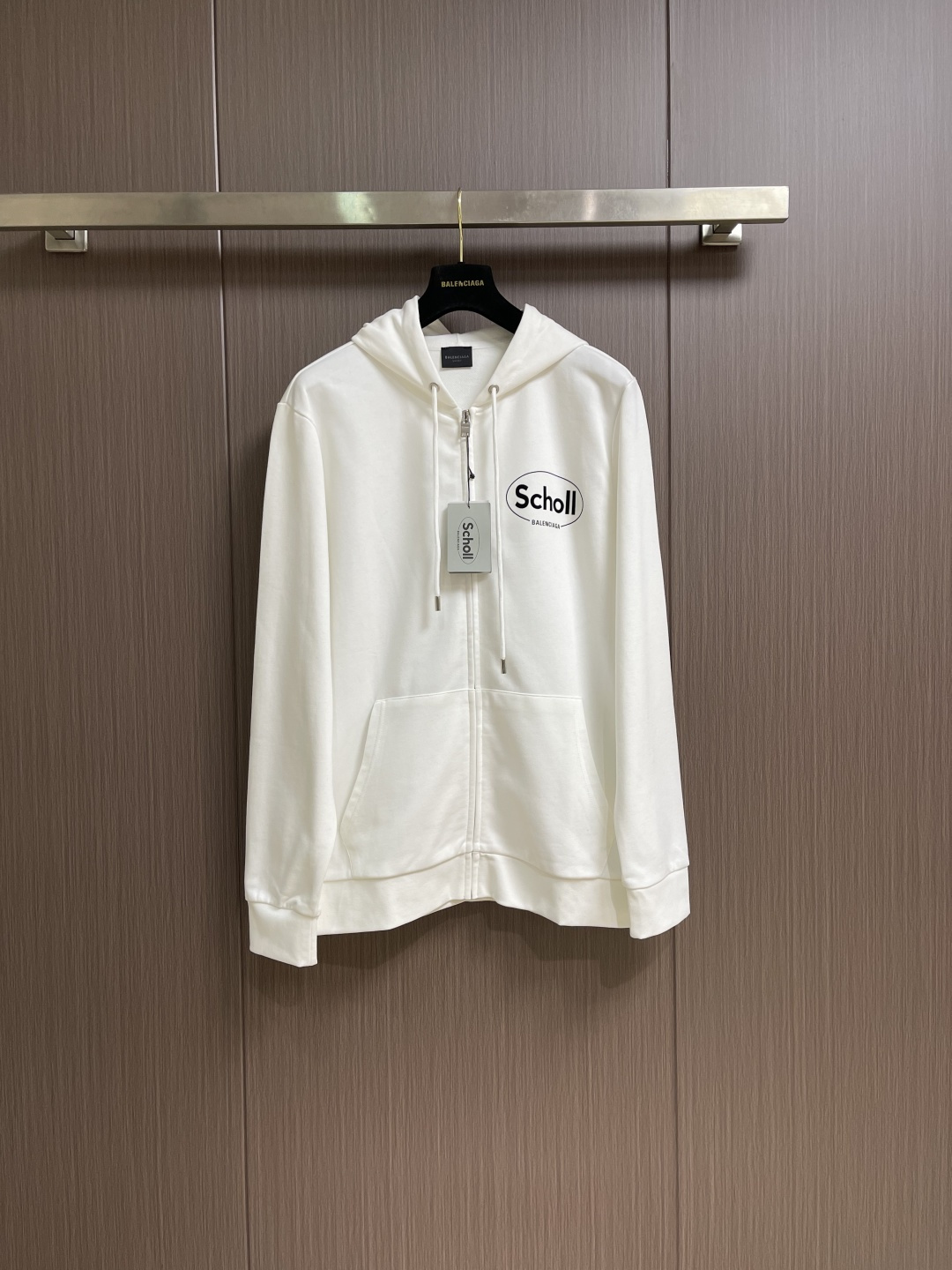 NO:649277,The Balenciaga logo logo offset zipper hooded sweatshirt is made of high-thread count velvet fabric. The sweatshirt fabric weighs 430 grams and is full of weight. The high-density fabric has a clearly visible texture. Softness and comfort are the basics. The combination of breathability and warmth is a surprise!  It will not be stuffy and can be windproof. The real cost investment of sweatshirt fabric allows you to see and feel the comfortable experience on your upper body!  The overall touch is extremely comfortable, and the skin-friendly effect is also excellent. The OV version is also perfect for wearing, and perfectly meets the needs of various wearing occasions. It is extremely extraordinary, the grade and charm are extremely outstanding, and it can better highlight the brand specifications and your pursuit of fashion!  Size M-3XL Size M Bust 112 Shoulder Width 44 Length 69 Sleeve Length 64 L Size Bust 116 Shoulder Width 46 Clothing Length 71 Sleeve Length 65  Shoulder width 52, clothing length 77, sleeve length 68, balenciaga, hoodie, sweatshirts, hats, alexander wang19860909Balenciaga logo标识胶印拉链连帽卫衣,配置了高支数翻绒面料面料,卫衣面料高达430克,份量感十足,高密度的面料肌里感清晰可见,柔软舒适是基本,透气度和保暖度兼并才是惊喜！不会闷热也能够防风.卫衣布真正的成本投入,让你看得见,上身感受得到的舒适体验哦！整体的触感极为舒适,亲肤效果也是极佳.OV版型方面也是完美穿搭效果,完美的符合各种穿搭场合的所需.极为非凡,档次与魅力更是极为的出色亮眼,更能够彰显品牌规格与你对于时尚的追求！尺码M-3XL M码 胸围112 肩宽44 衣长69 袖长64 L码 胸围116 肩宽46 衣长71 袖长65 XL码胸围120 肩宽48 衣长73 袖长66 2XL码 胸围124肩宽50 衣长75 袖长67 3XL码 胸围128 肩宽52 衣长77袖长68,,balenciaga,hoodie,sweatshirts,hats,alexander wang,Men's clothing