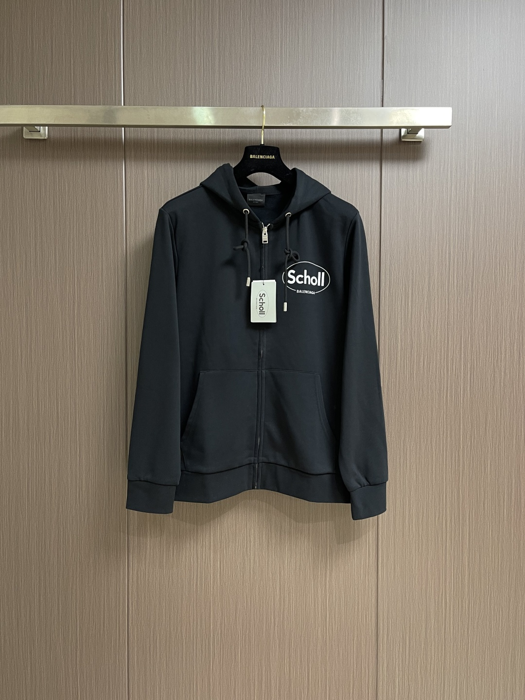 NO:596907,The Balenciaga logo logo offset zipper hooded sweatshirt is made of high-thread count velvet fabric. The sweatshirt fabric weighs 430 grams and is full of weight. The high-density fabric has a clearly visible texture. Softness and comfort are the basics. The combination of breathability and warmth is a surprise!  It will not be stuffy and can be windproof. The real cost investment of sweatshirt fabric allows you to see and feel the comfortable experience on your upper body!  The overall touch is extremely comfortable, and the skin-friendly effect is also excellent. The OV version is also perfect for wearing, and perfectly meets the needs of various wearing occasions. It is extremely extraordinary, the grade and charm are extremely outstanding, and it can better highlight the brand specifications and your pursuit of fashion!  Size M-3XL Size M Bust 112 Shoulder Width 44 Length 69 Sleeve Length 64 L Size Bust 116 Shoulder Width 46 Clothing Length 71 Sleeve Length 65  Shoulder width 52, clothing length 77, sleeve length 68, balenciaga, hoodie, sweatshirts, hats, alexander wang19860909Balenciaga logo标识胶印拉链连帽卫衣,配置了高支数翻绒面料面料,卫衣面料高达430克,份量感十足,高密度的面料肌里感清晰可见,柔软舒适是基本,透气度和保暖度兼并才是惊喜！不会闷热也能够防风.卫衣布真正的成本投入,让你看得见,上身感受得到的舒适体验哦！整体的触感极为舒适,亲肤效果也是极佳.OV版型方面也是完美穿搭效果,完美的符合各种穿搭场合的所需.极为非凡,档次与魅力更是极为的出色亮眼,更能够彰显品牌规格与你对于时尚的追求！尺码M-3XL M码 胸围112 肩宽44 衣长69 袖长64 L码 胸围116 肩宽46 衣长71 袖长65 XL码胸围120 肩宽48 衣长73 袖长66 2XL码 胸围124肩宽50 衣长75 袖长67 3XL码 胸围128 肩宽52 衣长77袖长68,,balenciaga,hoodie,sweatshirts,hats,alexander wang,Men's clothing