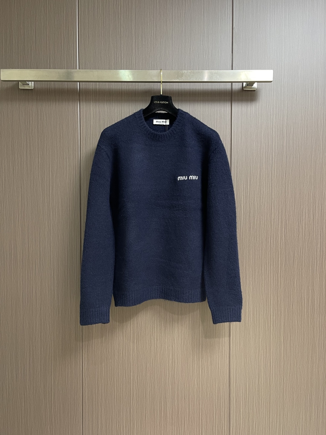 NO:596909,miumiu  fw small embroidery Teddy round neck knitted sweater, custom-woven and dyed 60% sheep wool, different from the non-elastic version on the market, special washing process is very soft and skin-friendly, positive 3-needle knitting process. The letters on the chest are embroidered with imported Tajima machine thousands of needles with stitching  The embroidery technology, positioning embroidery is very full, the fine stitching is dense, the pattern is clear and the lines are strong, and the letter details and spacing are greatly restored. The upper body is skin-friendly and versatile, an autumn and winter item that can be worn in front of others and has the strength to grow. Sizes M-XXL  M size bust 108 shoulder width 49 length 67 sleeve length 63 L size bust 112 shoulder width 51 length 69 sleeve length 6419860909miumiu fw小刺绣泰迪圆领针织毛衣,定织定染60％绵羊毛,区别市面无弹扎肉版本,特殊水洗工艺非常酥软亲肤,正3针针织工艺.胸口字母采用进口田岛机万针刺绣搭配挨针绣工艺,定位刺绣非常的饱满,精细针法绵密,图案清晰且线条感强,字母细节和间距都极大的还原.上身亲肤百搭,穿在人前,实力种草的一款秋冬单品.尺码M-XXL M码胸围108 肩宽49 衣长67 袖长63 L码 胸围112肩宽51 衣长69 袖长64 XL码 胸围116肩宽53 衣长71袖长65 XXL码胸围120肩宽55 衣长73 袖长66,,miumiu,sweaters,alexander wang,Men's clothing