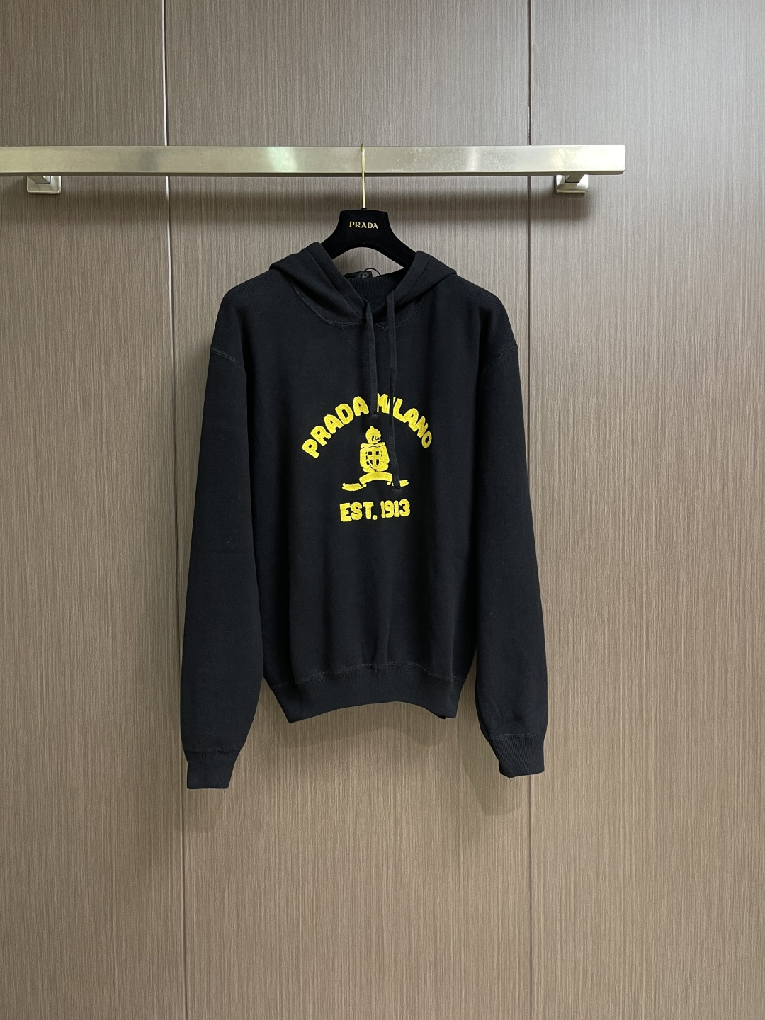 NO:649199,Prada 2025FW 1913 logo towel embroidered knitted hooded sweater. The embroidery uses towel embroidery technology. The three-dimensional padding presents a 3D visual effect. PRADA is on the chest.  The letter logo is embellished with the 1913 icon. Ready-made garments are washed - remove wool impurities - solid color - fixed version. This style is made of worsted cashmere and cotton wool, with selected embroidered logos as embellishments. Simple sports style design, adding a touch of elegance. Sizes 46-52, prada, sweaters, hats, alexander wang19860909Prada 2025FW 1913徽标毛巾绣针织连帽毛衣,刺绣采用毛巾刺绣工艺,立体垫胶呈现出3D视觉效果,胸口为PRADA 字母标识搭配1913图标为点缀.成衣洗水﹣去除羊毛杂质﹣固色﹣固定版型.该款采用精纺羊绒与棉羊毛做为搭配,精选刺绣徽标为点缀.简约运动风设计,平添一抹优雅意蕴.尺码46-52,,prada,sweaters,hats,alexander wang,Men's clothing