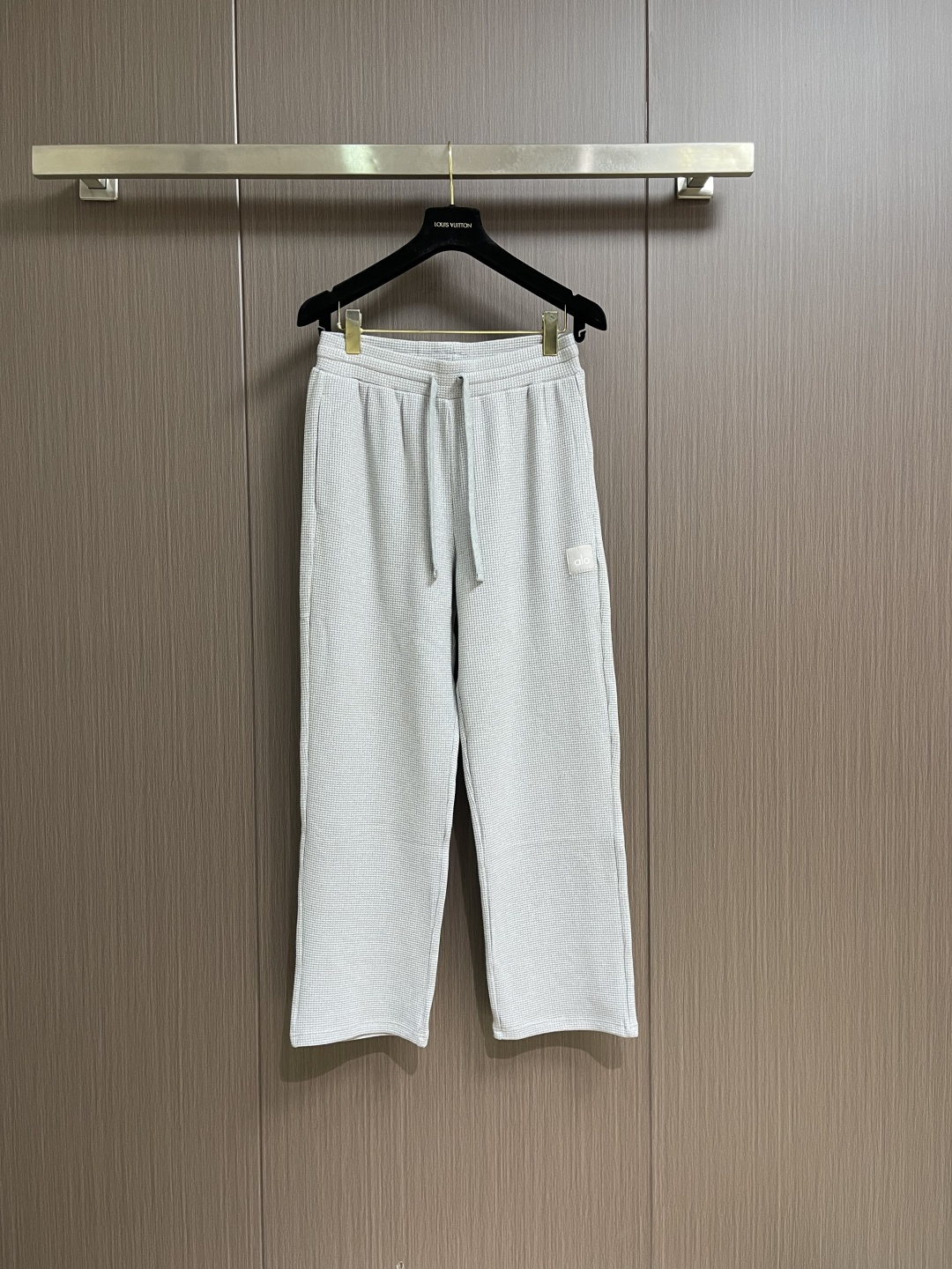 NO:651621,Tops and pants Alo 2025ss new autumn and winter round neck long-sleeved T-shirt and trousers suit, logo pattern labeling modification!  It is different from the past and declares the design concept that the brand has inherited for many years!  Its eye-catching appeal is no less than any classic style, perfectly presenting the sense of fashion, high-end and luxury to the world!  It is made of imported 100% cotton material supplied by customers. It is a selection of high-quality pure cotton fabrics. It feels soft, waxy and delicate to the skin. The actual product will definitely exceed your imagination. It is extremely comfortable and breathable. Even if you sweat profusely, you will not feel greasy or stuffy. It maximizes sweat wicking and moisture absorption!  Size S-XL Top Size S Length 73 Bust 104 Shoulder Width 45 Sleeve Length 62.5 Size M Length 75 Bust Shoulder Width 46 Sleeve Length 63 L Size Length 77 Bust 112 Shoulder Width 47 Sleeve Length 63.5  Pants length 102 Waist 76 Hips 54 L Pants length 104 Waist 80 Hips 56 XL Pants length 105 Waist 84 Hips 58,,tees,t-shirt,alexander wang19860909上衣 裤子 Alo 2025ss秋冬新款圆领长袖T恤长裤套装,标识logo图案贴标修饰！区别于以往的不同,宣示品牌传承多年的设计理念！其吸睛度完全不亚于任何经典款式,将时髦高级感与奢华感完美呈现在世人眼前！客供进口全棉材质制成,精选优质纯棉面料,触感软糯亲肤细腻,实物到手绝对超乎你的想象,贴身无比舒适透气,即便是汗流浃背也不会有腻身及闷热感可言,将排汗吸湿性发挥到了极致！尺码S-XL 上衣 S码衣长73 胸围104 肩宽45 袖长62.5 M码衣长75胸围 肩宽46 袖长63 L码衣长77胸围112肩宽47袖长63.5 XL码 衣长79胸围116肩宽48 袖长64 裤子 S码 裤长100 腰围74臀围52 M码 裤长102腰围76臀围54 L码 裤长104腰围80臀围56 XL码 裤长105 腰围84 臀围58,,tees，t-shirt,alexander wang,Men's clothing