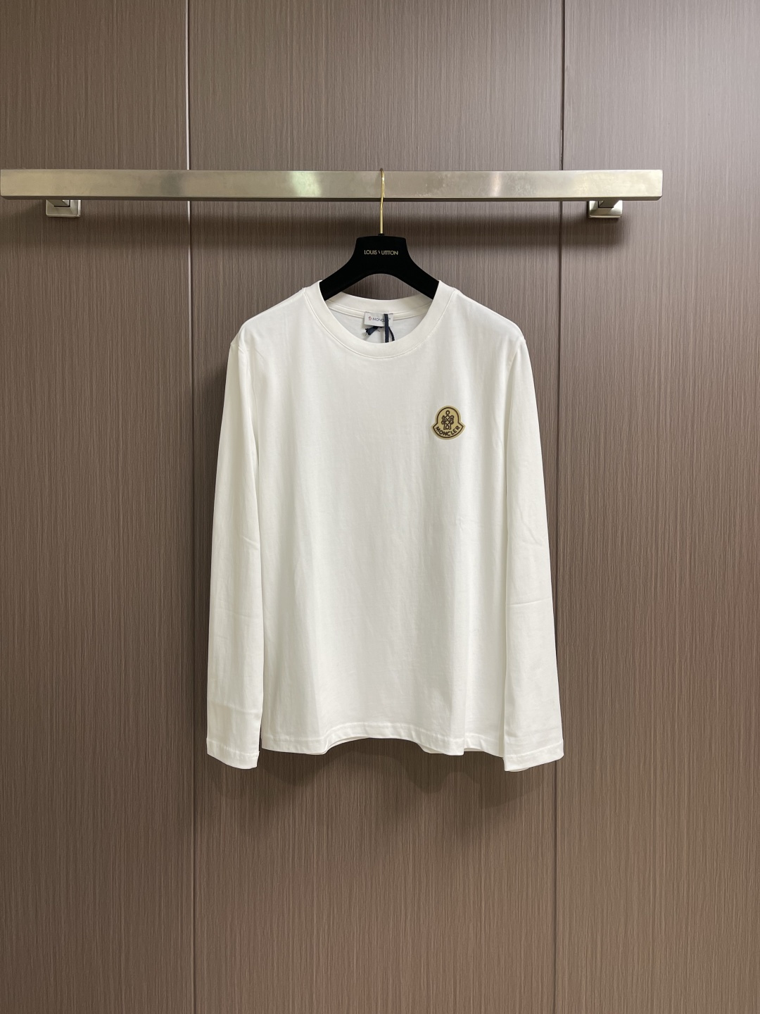 NO:596911,Moncler ss new autumn and winter long-sleeved T-shirt, customized fabric, customized logo, excellent comfort and breathability, soft, anti-wrinkle, elasticity and drape. Whether worn alone or worn inside, it is very handsome. Pursuing luxury, noble and elegant style, creating extraordinary men's taste, the visual effect is very good, extremely high-grade, simple and fashionable, a must-have choice for leisure and business. Size S-3XL S size chest 100 shoulder width 44 clothing length 68 sleeve length 62  M size bust 104 shoulder width 45.5 dress length 70 sleeve length 63 L size bust 108 shoulder width 47 dress length 72 sleeve length 64  Shoulder width 51.5, shirt length 78, sleeve length 67, tees, t-shirt, alexander wang19860909Moncler ss秋冬新款长袖T恤,定制面料,定制仔章logo,舒适性与透气性兼优,柔软抗皱弹性和垂性极佳,无论是单穿或是内搭都是帅气十足,追求奢华高贵优雅风范,打造不凡男士品味,视觉效果非常赞,档次极高,简约时尚,休闲商务必备之选.尺码S-3XL S码胸围100 肩宽44 衣长68袖长62 M码胸围104 肩宽45.5 衣长70袖长63 L码 胸围108 肩宽47 衣长72 袖长64 XL码 胸围112 肩宽48.5衣长74袖长65 2XL码 胸围116 肩宽50 衣长76袖长66 3XL码 胸围120 肩宽51.5衣长78袖长67,,tees，t-shirt,alexander wang,Men's clothing