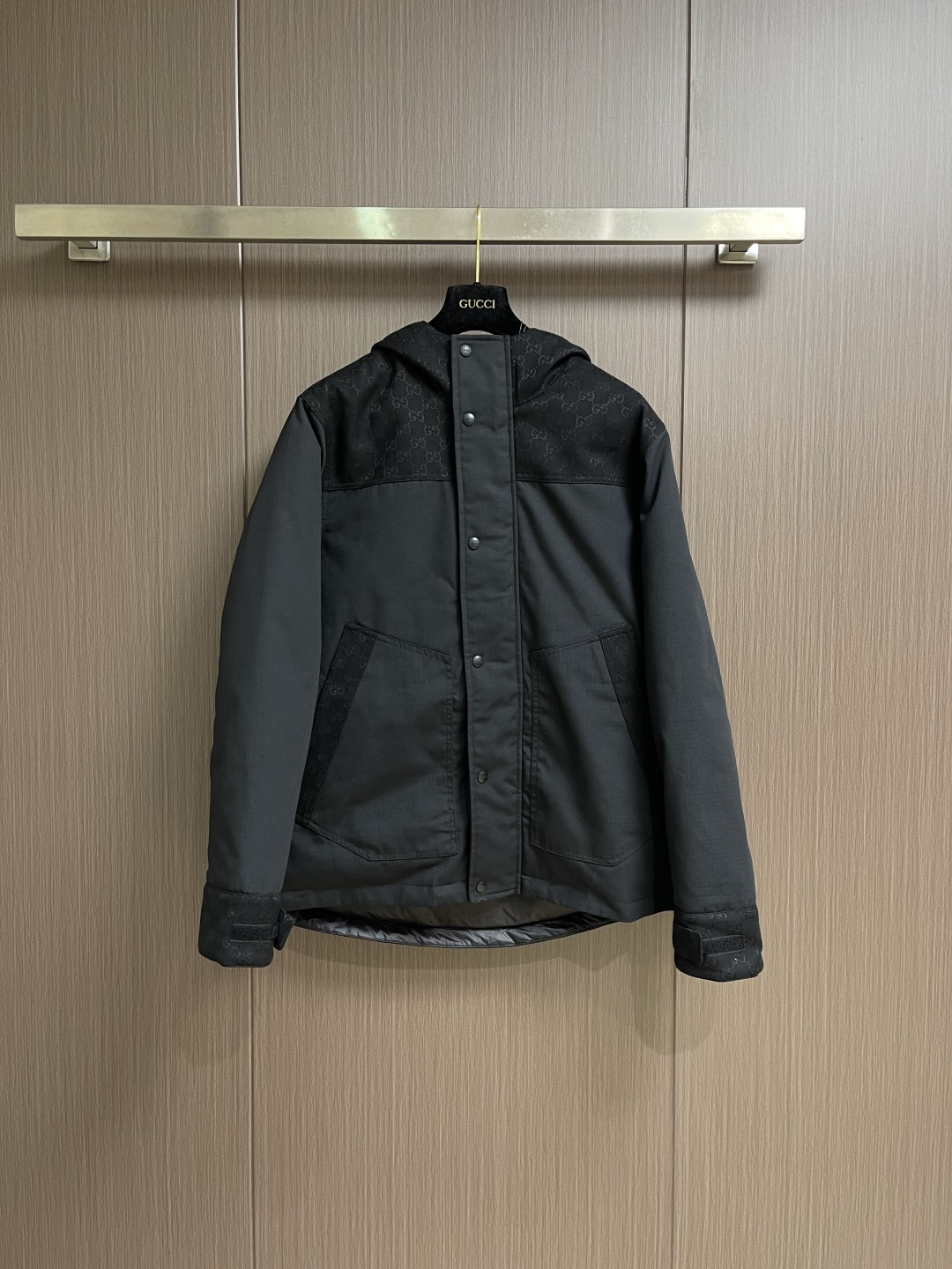 NO:649191,GUCCI 2025ss new cotton quilted hooded jacket. The soft and textured fabric adds unique charm to winter wardrobe items, suitable for city walks or hiking. This quilted jacket is made of black cotton cloth, cleverly integrated with canvas trim, which adds to the charm of the entire design. Sizes 46-52,,gucci,jackets & coats,jackets & coats,hats,alexander wang19860909GUCCI 2025ss新款棉质布夹绒连帽夹克外套,质地柔软且富有质感的面料,为冬日衣橱单品添注别致魅力,适合城市漫步或徒步登高时穿着.这款夹绒夹克以黑色棉质布打造,巧妙融入帆布镶饰,令整个设计魅力更添.尺码46-52,,gucci,jackets & coats,jackets & coats,hats,alexander wang,Men's clothing