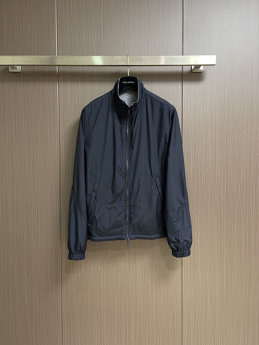 NO:596906,ZEGNA high-tech fabric wool blend reversible jacket, this reversible jacket features a lightweight design, as light as the wind, this stylish jacket features a stand-up collar style with an adjustable hem to ensure a perfect match, elegant color matching with drawstrings to bring out more fashion elements, standard size stand-up collar, zipper placket, adjustable hem, with leather drawstring. Sizes 46-52,,jackets & coats,jackets & coats,alexander wang19860909ZEGNA 高科技面料羊毛混纺双面夹克外套,这款双面夹克采用轻量化设计,轻盈如风,这款时髦的外套采用立领风格,搭配可调节下摆,可确保完美搭配,优雅配色与拉绳搭配,衬托出更多时尚元素,标准尺码立领,拉链开襟,可调节下摆,带皮革抽绳.尺码46-52,,jackets & coats,jackets & coats,alexander wang,Men's clothing