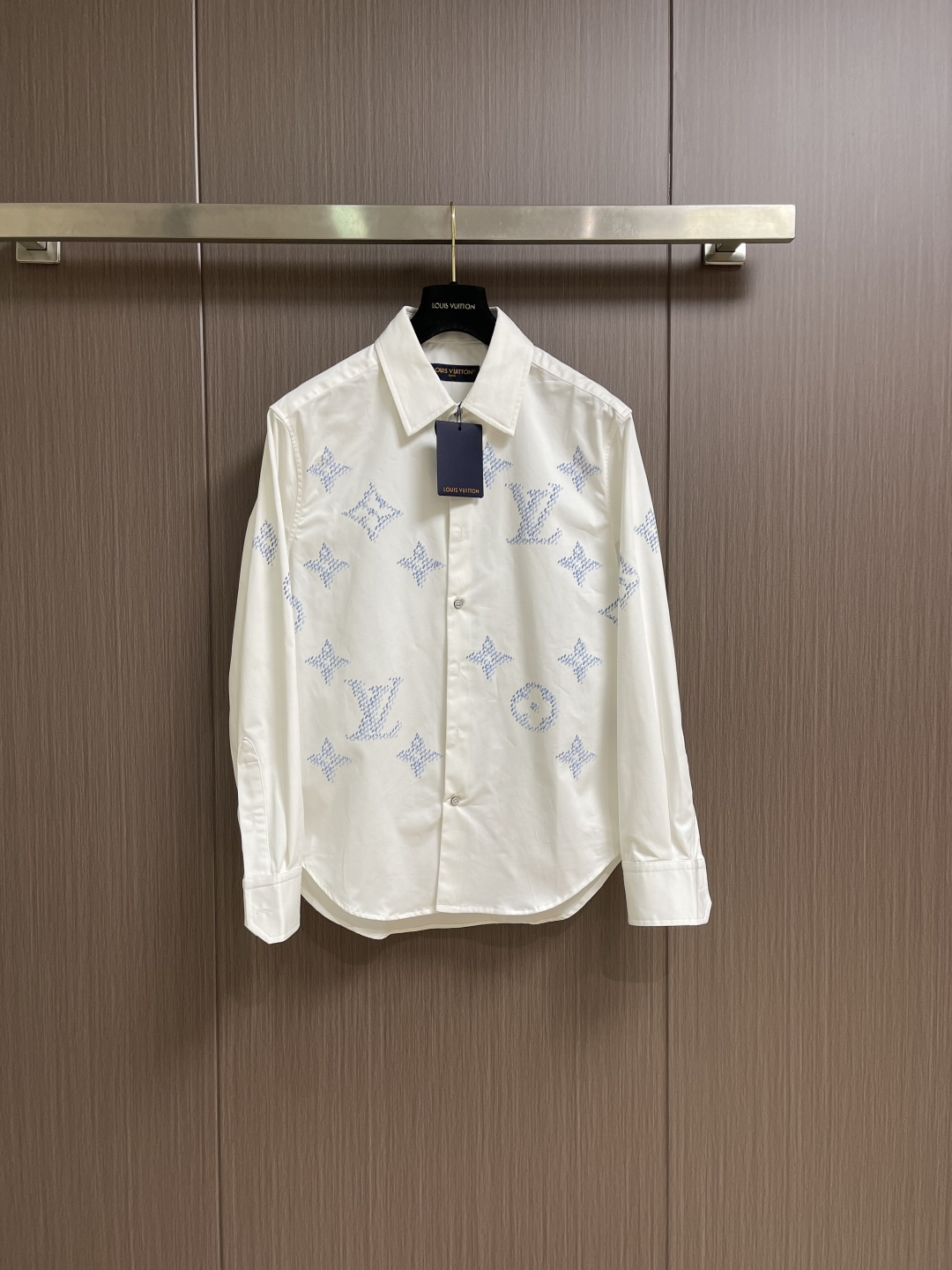 NO:596869,LV 2025ss early autumn new MONOGRAM printed long-sleeved shirt, this cotton long-sleeved shirt reinterprets the Louis Vuitton Monogram pattern, showing a modern atmosphere and elegant style. The large Monogram Seeds pattern is painted with delicate brushstrokes on the front and rear yoke, and the pearlescent buttons reveal an elegant atmosphere. Sizes S-XL,, louis vuitton, louis vuitton, shirts, alexander wang19860909LV 2025ss早秋新款 MONOGRAM 印花长袖衬衫,本款棉质长袖衬衫焕新演绎路易威登 Monogram 图案,尽显摩登气息和考究风范.前后抵肩以工致笔触描绘大号Monogram Seeds 图案,莹泽珠光纽扣流露雅致气息.尺码S-XL,,louis vuitton,louis vuitton,shirts,alexander wang,Men's clothing