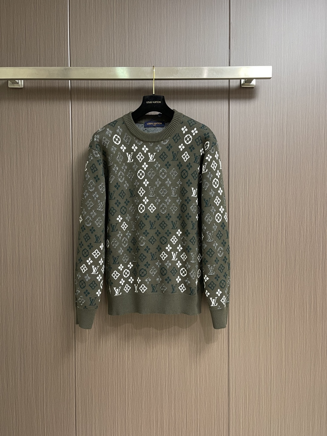 NO:649186,LV 2026SS early spring men's printed all-over round neck pullover long-sleeved sweater. This long-sleeved pullover is made of plush blended knitted fabric, with full-width Monogram Surplus jacquard echoing the camouflage image. The calm base fabric is embellished with mottled logo patterns. It can be easily layered and integrated into various winter looks. Sizes S-XL, Louis Vuitton, Sweaters, Alexander Wang19860909LV 2026SS 早春男士印花满印圆领套头长袖毛衣,这款长袖套头衫取材毛绒混纺针织面料,以全幅 Monogram Surplus提花呼应迷彩意象.沉稳底布上点缀斑驳标识图案.可轻松叠穿,融入各式冬日造型.尺码S-XL,,louis vuitton,sweaters,alexander wang,Men's clothing