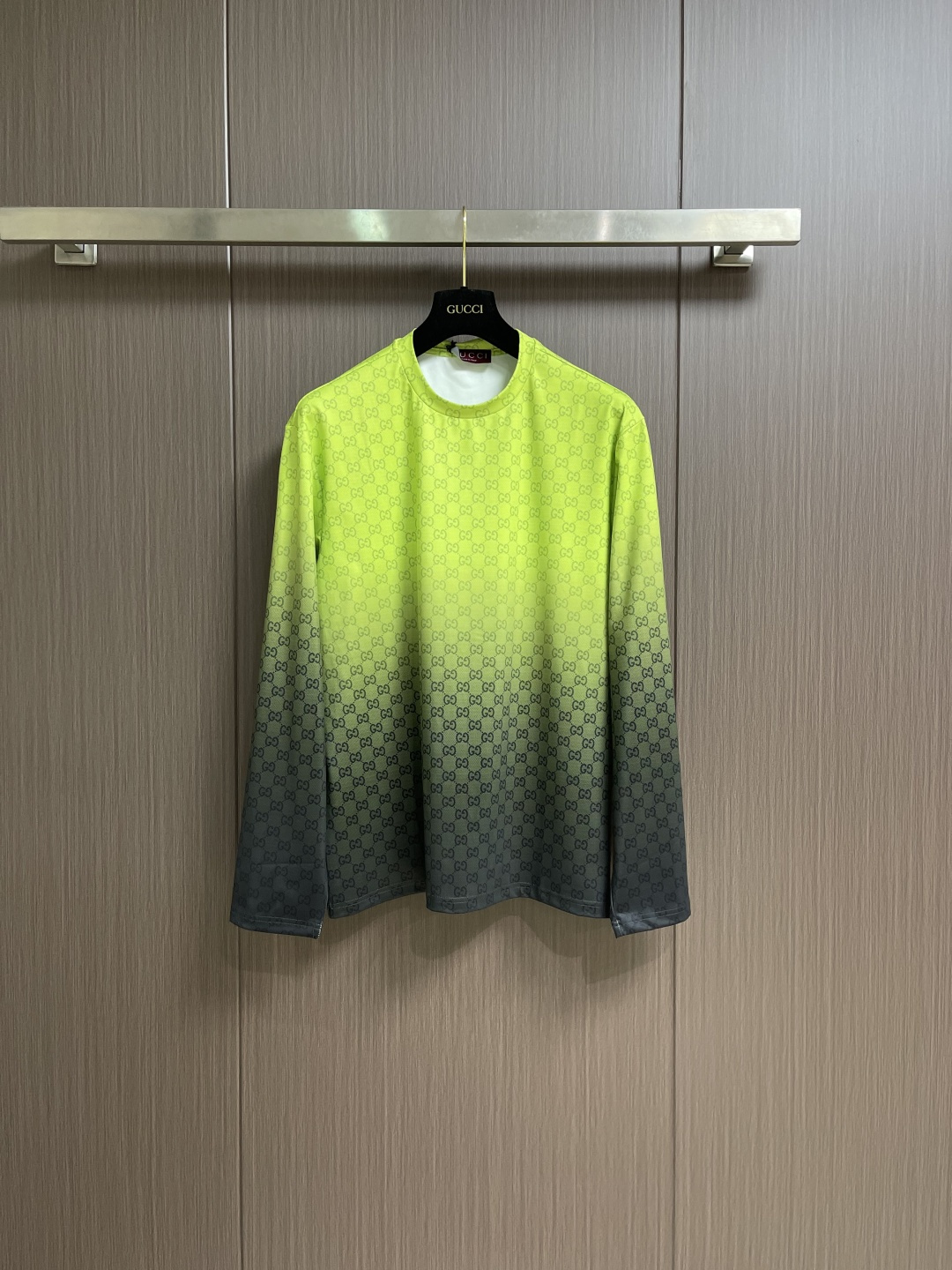 NO:596900,Gucci Fw's new all-over printed gradient round neck long-sleeved T-shirt, the new printed jersey cotton T-shirt. The brand presents a variety of gradient colors to highlight the texture of the fabric and the recognizable pattern. This T-shirt is made of lemon green to black gradient jersey cotton, with an all-over gradient effect print, showing a unique charm. Sizes S-XL,, gucci, tees, t-shirt, alexander wang19860909Gucci Fw新款满印渐变色圆领长袖T恤,新款饰印花平纹针织棉T恤品牌呈现多款渐变色配色,意在凸显面料质感和颇具辨识度的图案.这款T恤以柠檬绿至黑色渐变色平纹针织棉打造,缀饰渐变效果通体印花,尽释别致风韵.尺码S-XL,,gucci,tees，t-shirt,alexander wang,Men's clothing